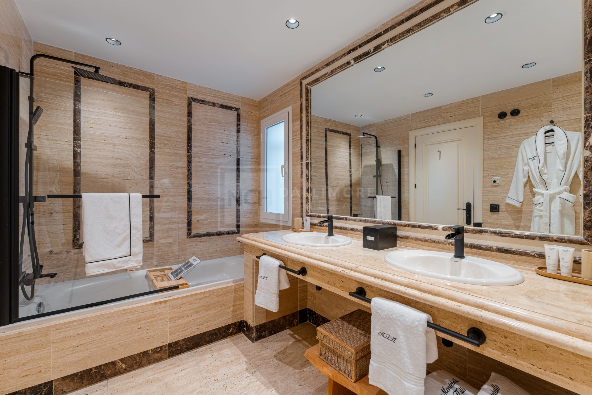 Elegante apartamento en la ladera con conserje y piscinas en Sierra Blanca, Milla de Oro de Marbella