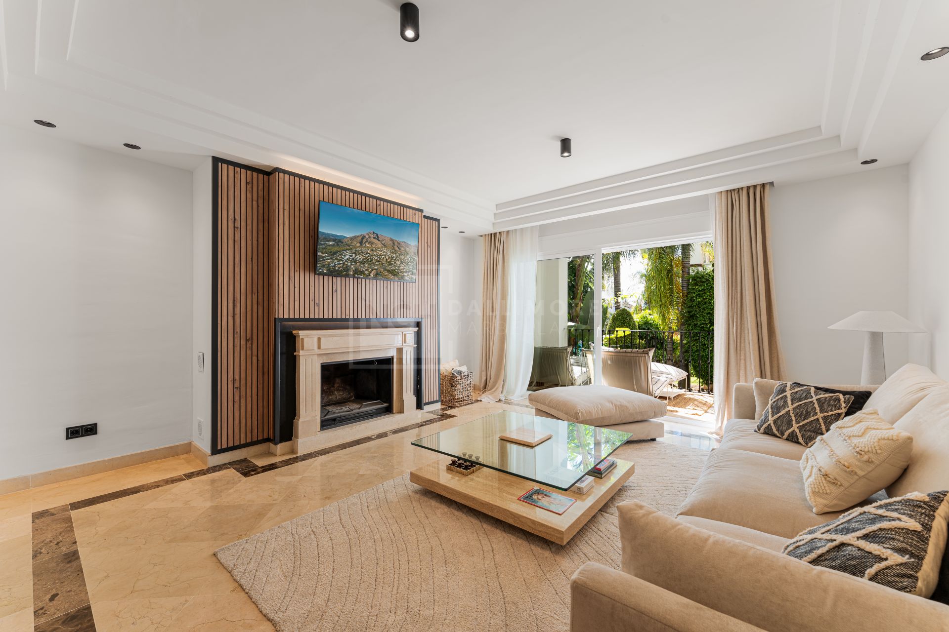 Elegante apartamento en la ladera con conserje y piscinas en Sierra Blanca, Milla de Oro de Marbella