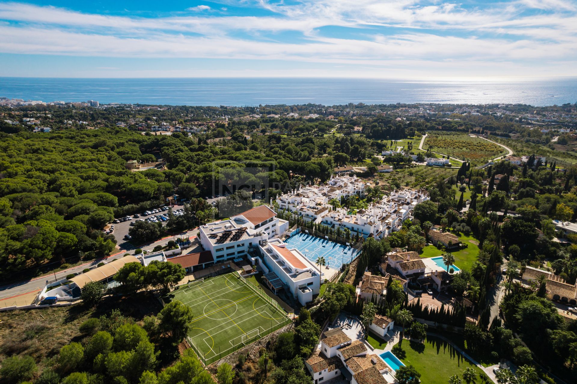 Elegante apartamento en la ladera con conserje y piscinas en Sierra Blanca, Milla de Oro de Marbella