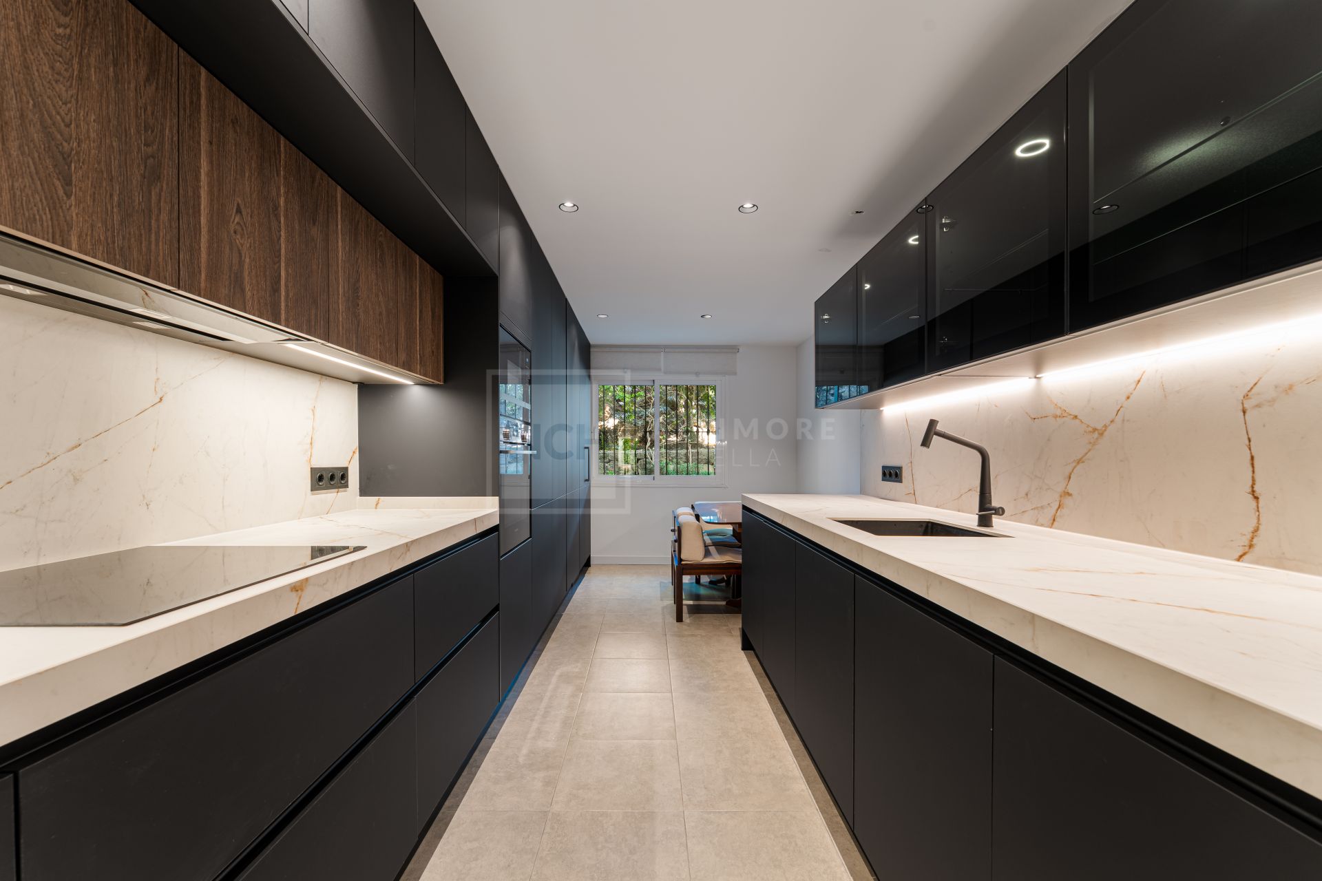 Elegante apartamento en la ladera con conserje y piscinas en Sierra Blanca, Milla de Oro de Marbella