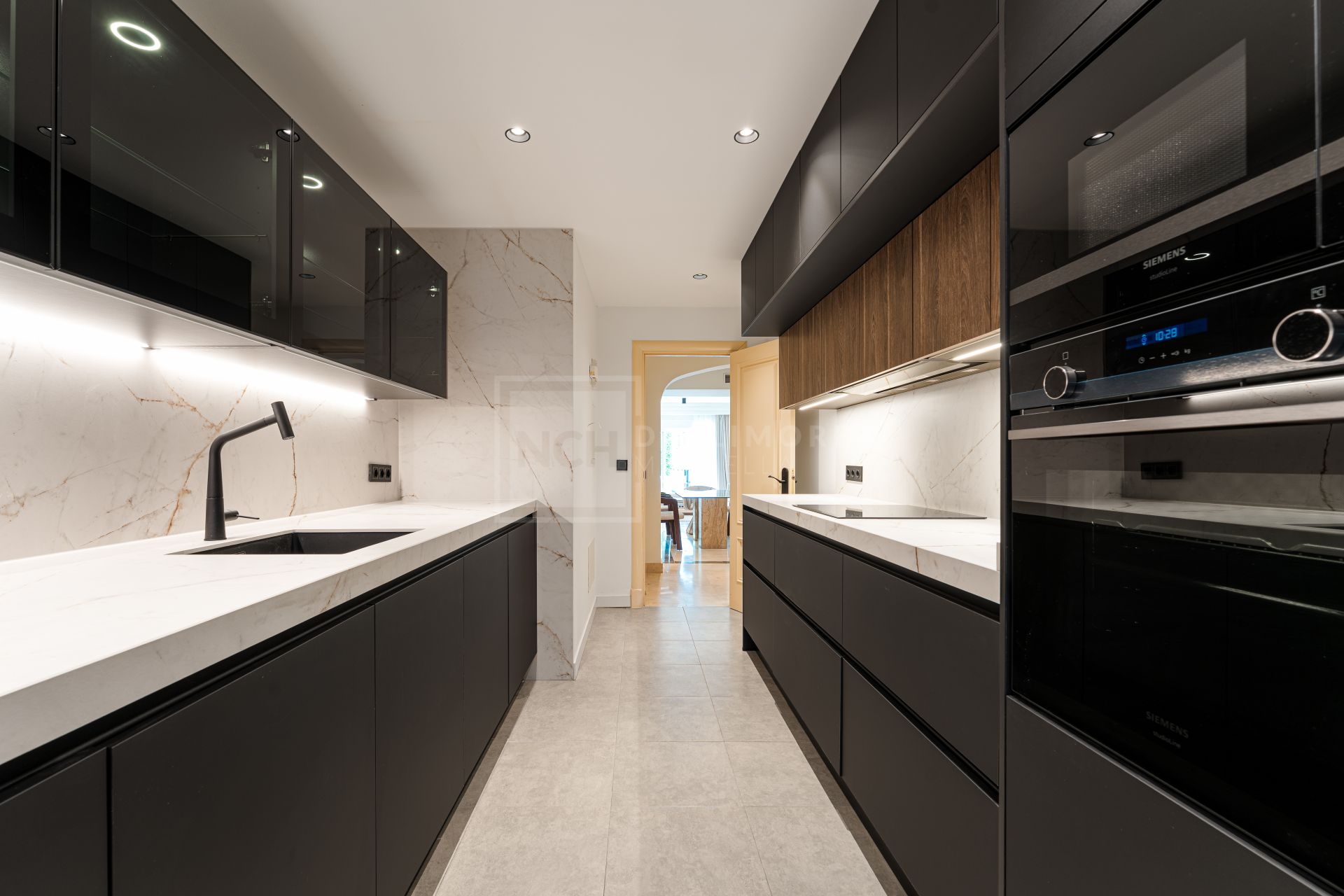 Elegante apartamento en la ladera con conserje y piscinas en Sierra Blanca, Milla de Oro de Marbella