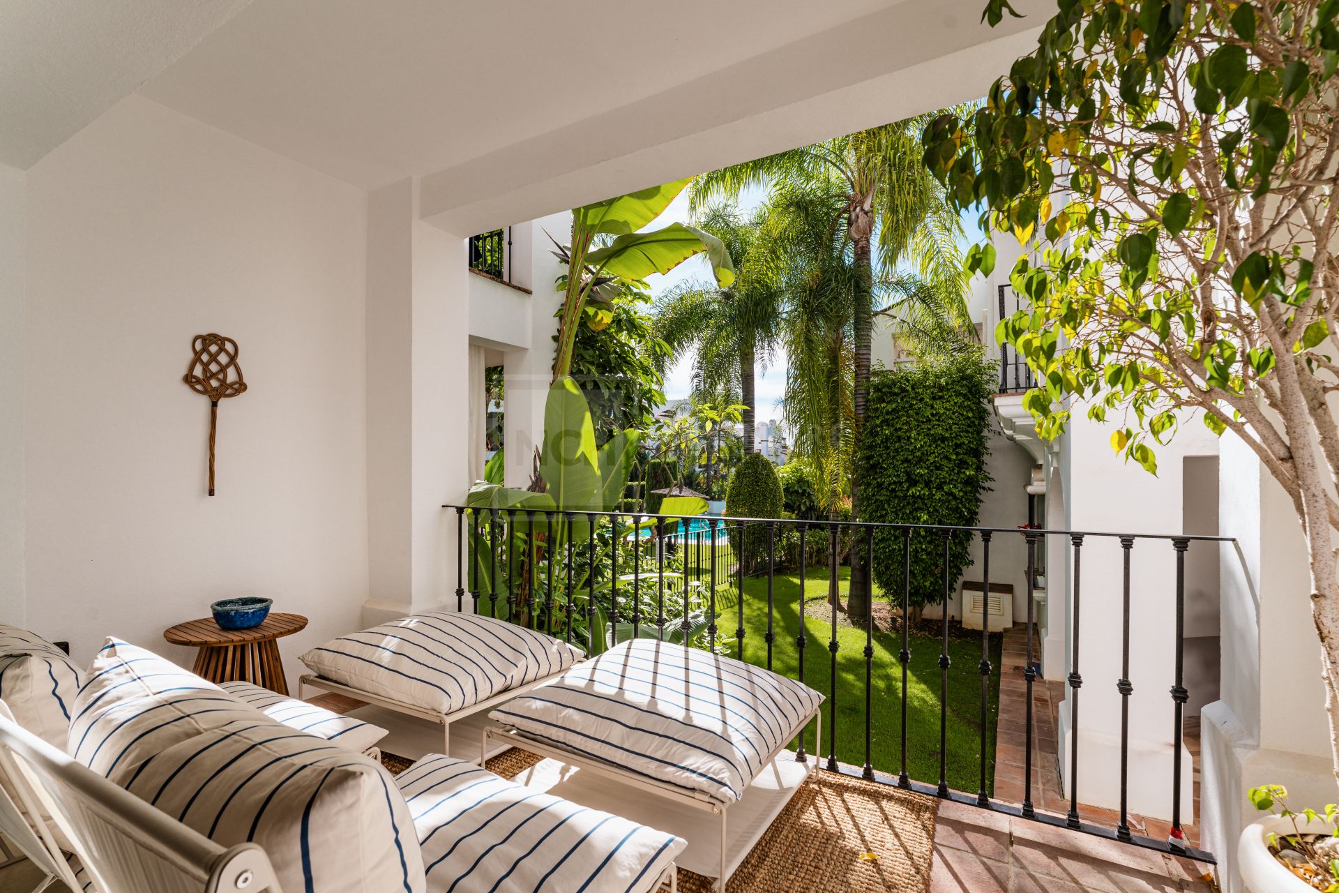 Elegante apartamento en la ladera con conserje y piscinas en Sierra Blanca, Milla de Oro de Marbella