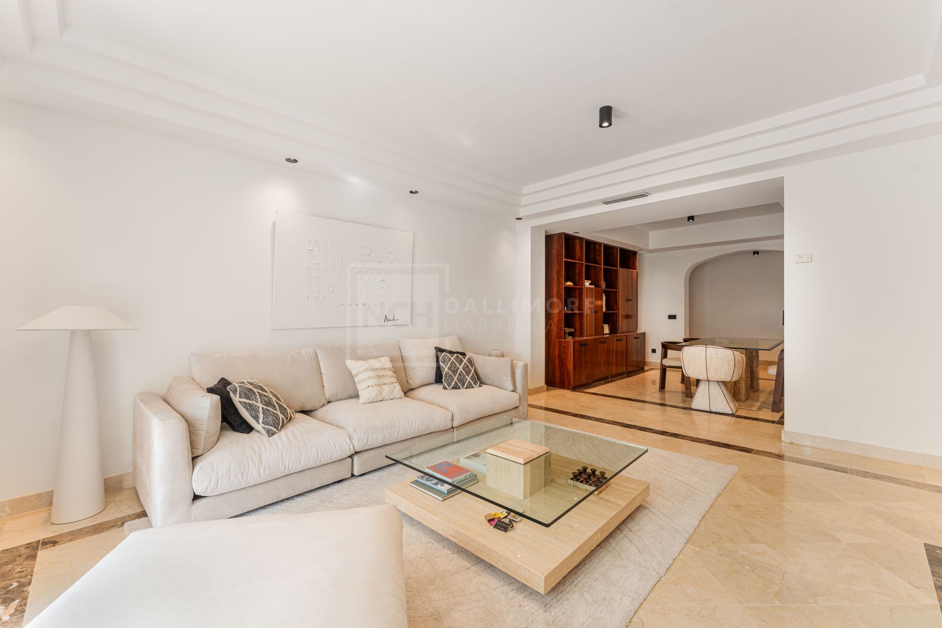 Elegante apartamento en la ladera con conserje y piscinas en Sierra Blanca, Milla de Oro de Marbella