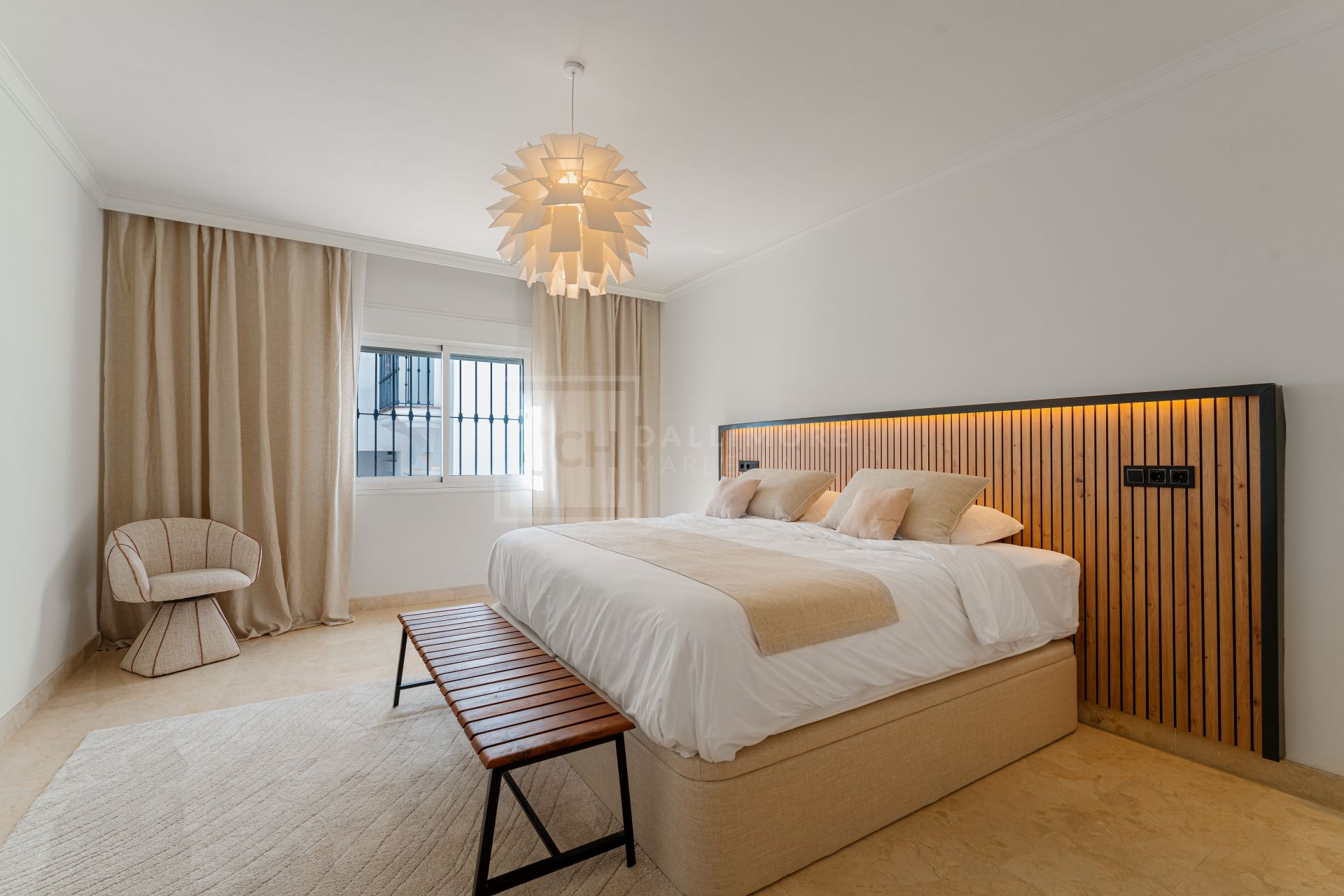 Elegante apartamento en la ladera con conserje y piscinas en Sierra Blanca, Milla de Oro de Marbella