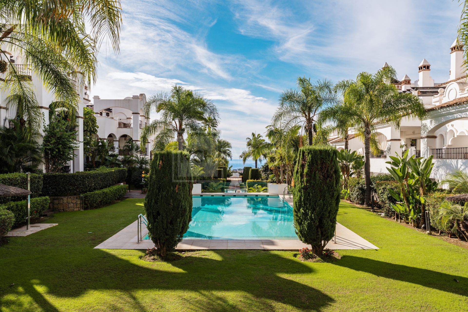 Elegante apartamento en la ladera con conserje y piscinas en Sierra Blanca, Milla de Oro de Marbella
