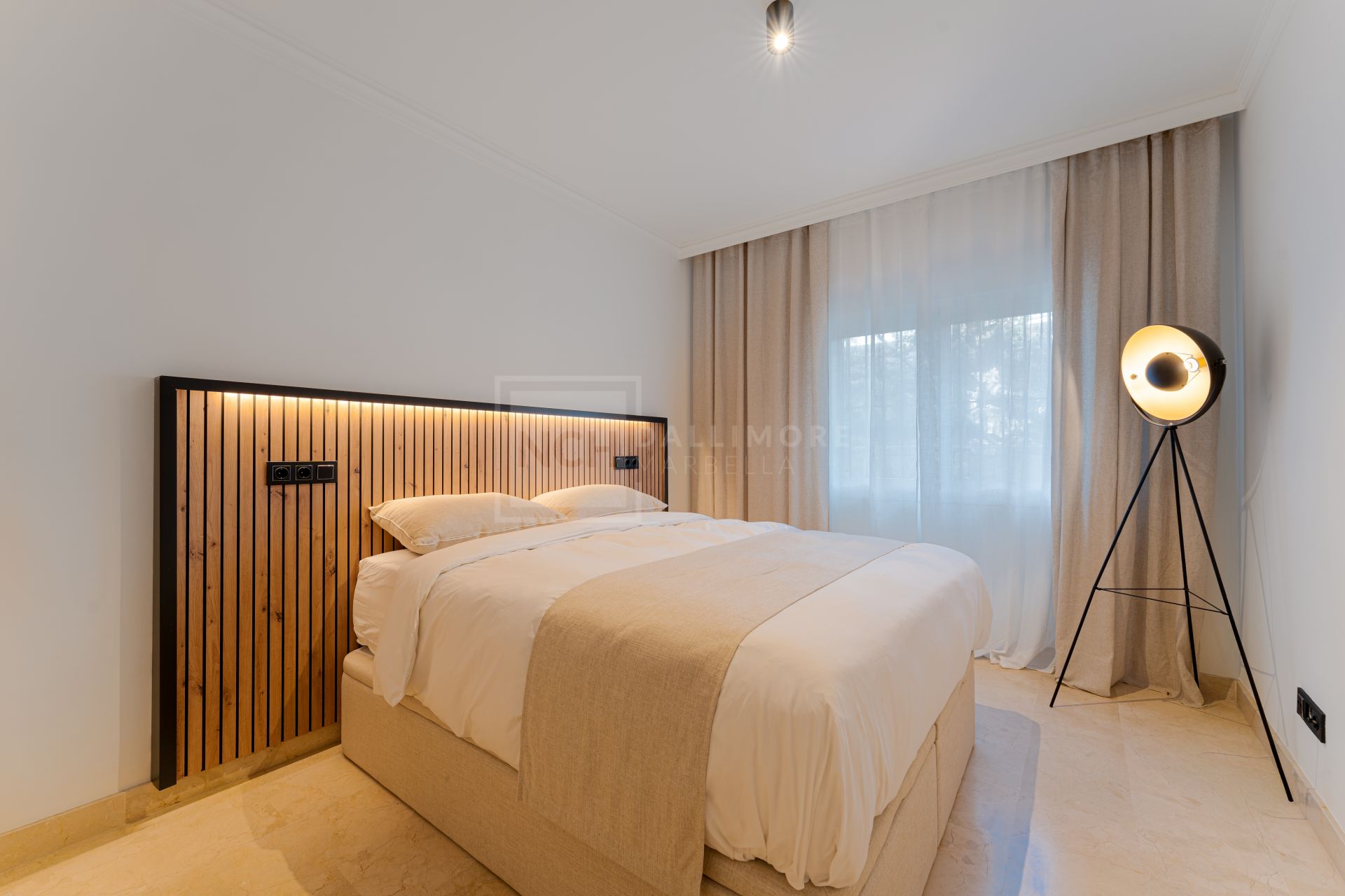 Elegante apartamento en la ladera con conserje y piscinas en Sierra Blanca, Milla de Oro de Marbella