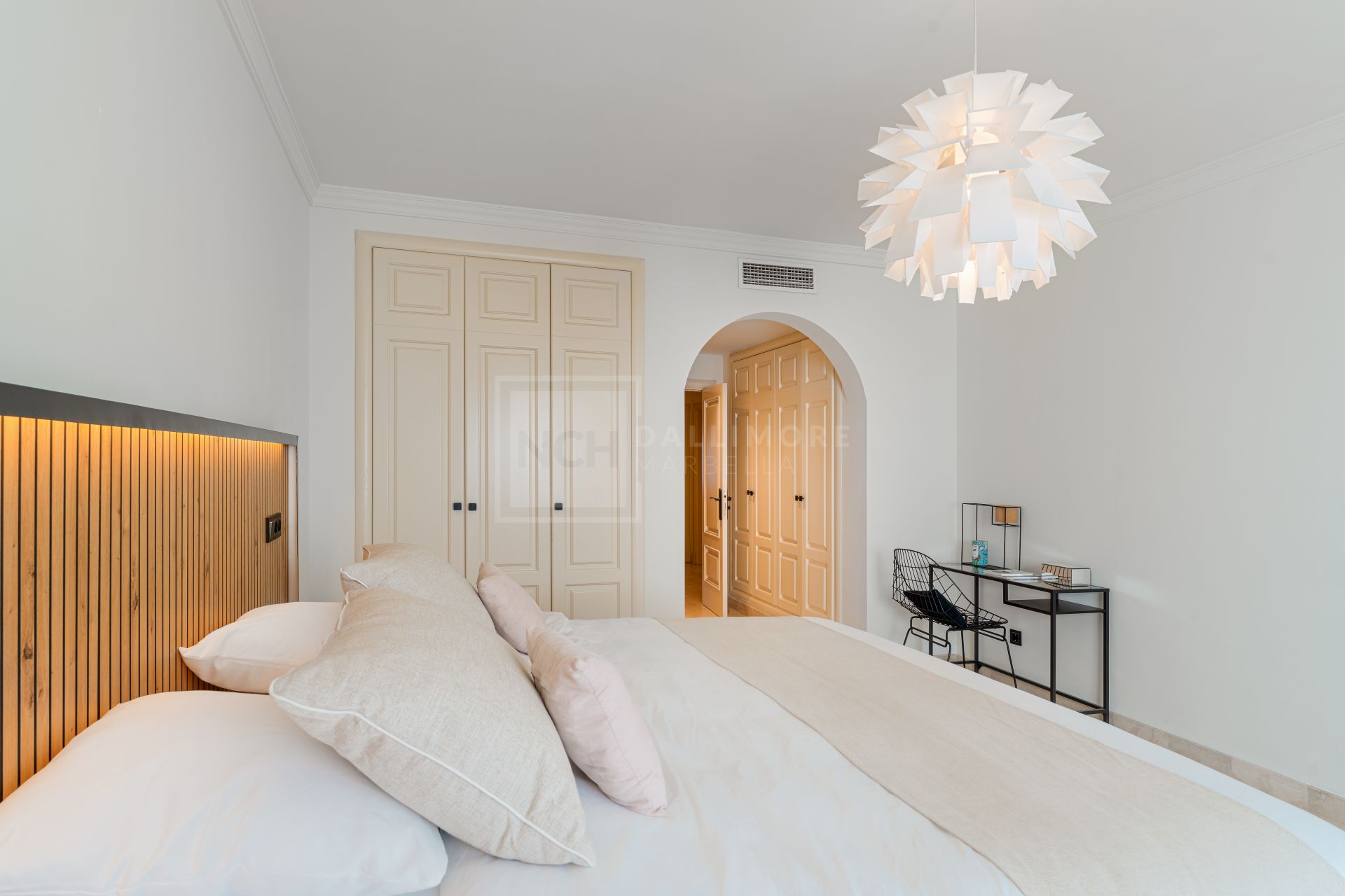 Elegante apartamento en la ladera con conserje y piscinas en Sierra Blanca, Milla de Oro de Marbella