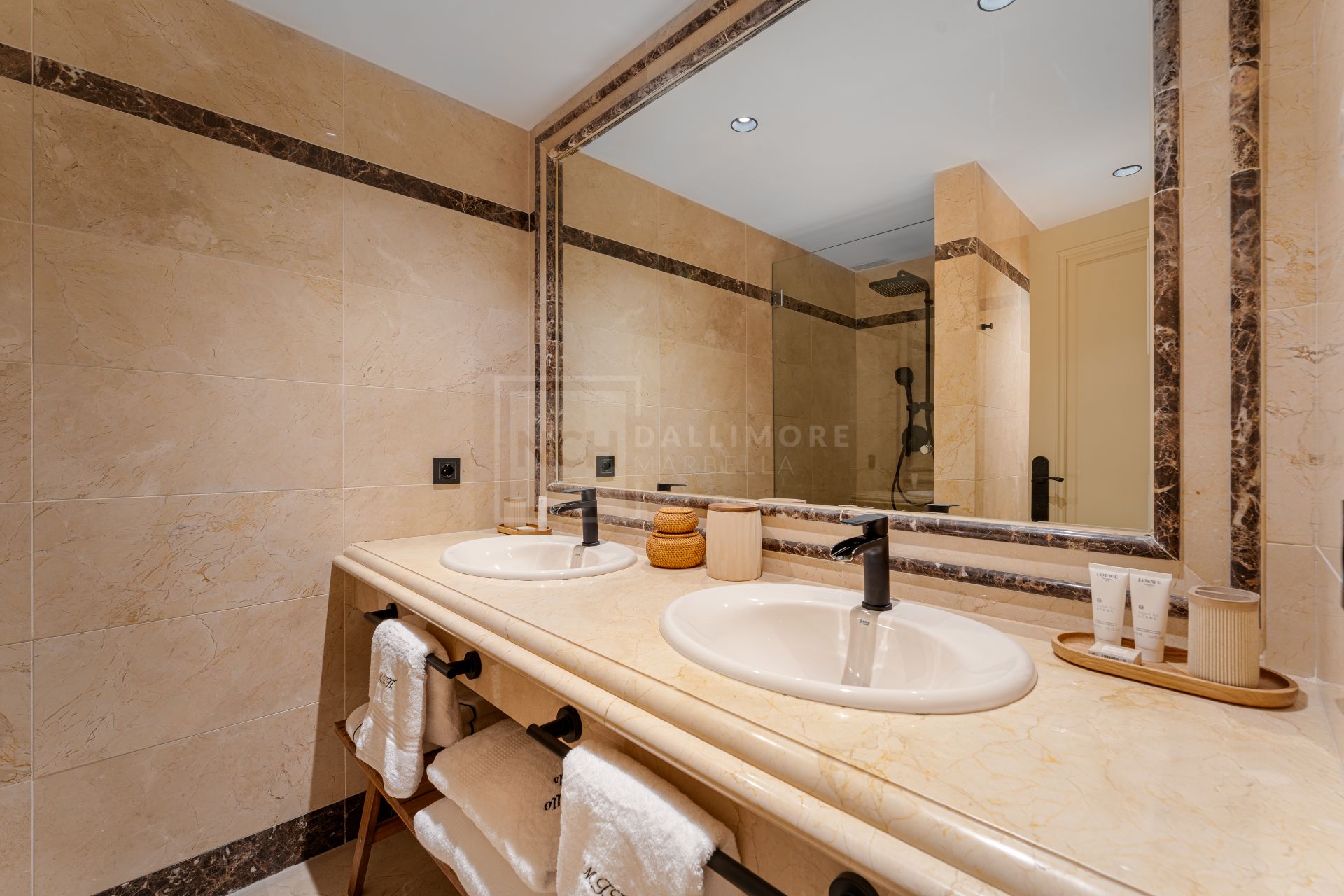 Elegante apartamento en la ladera con conserje y piscinas en Sierra Blanca, Milla de Oro de Marbella