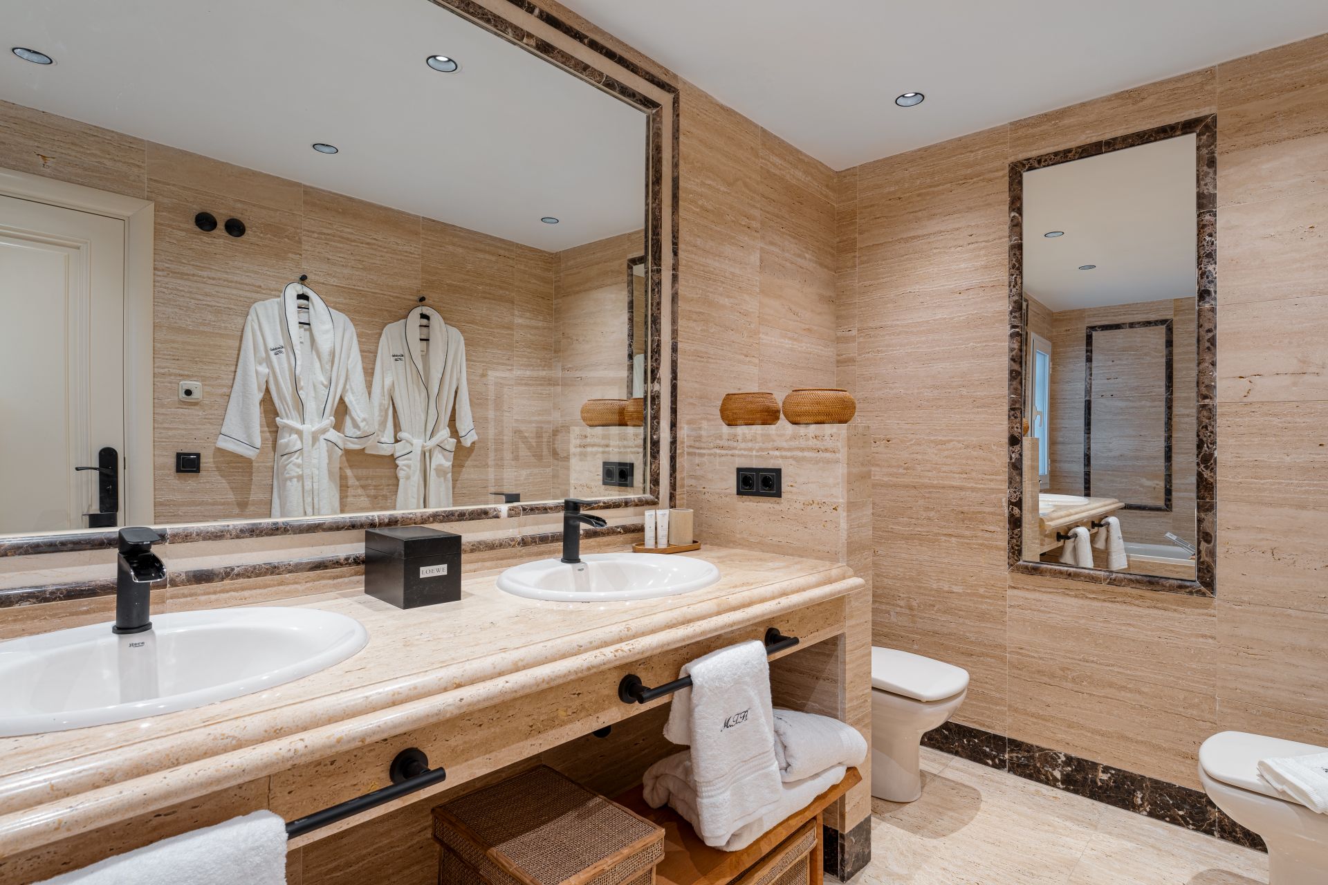 Elegante apartamento en la ladera con conserje y piscinas en Sierra Blanca, Milla de Oro de Marbella
