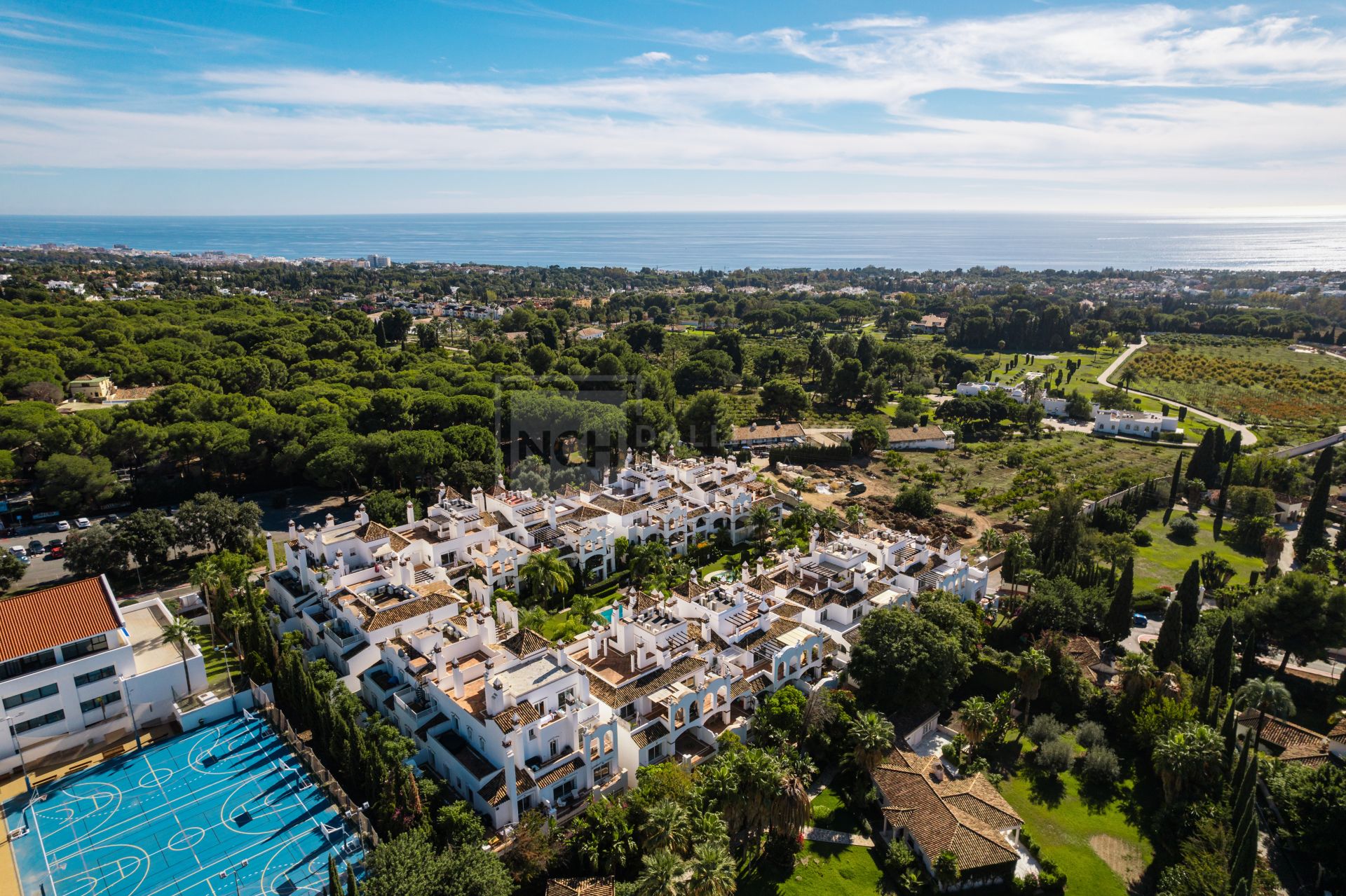 Elegante apartamento en la ladera con conserje y piscinas en Sierra Blanca, Milla de Oro de Marbella