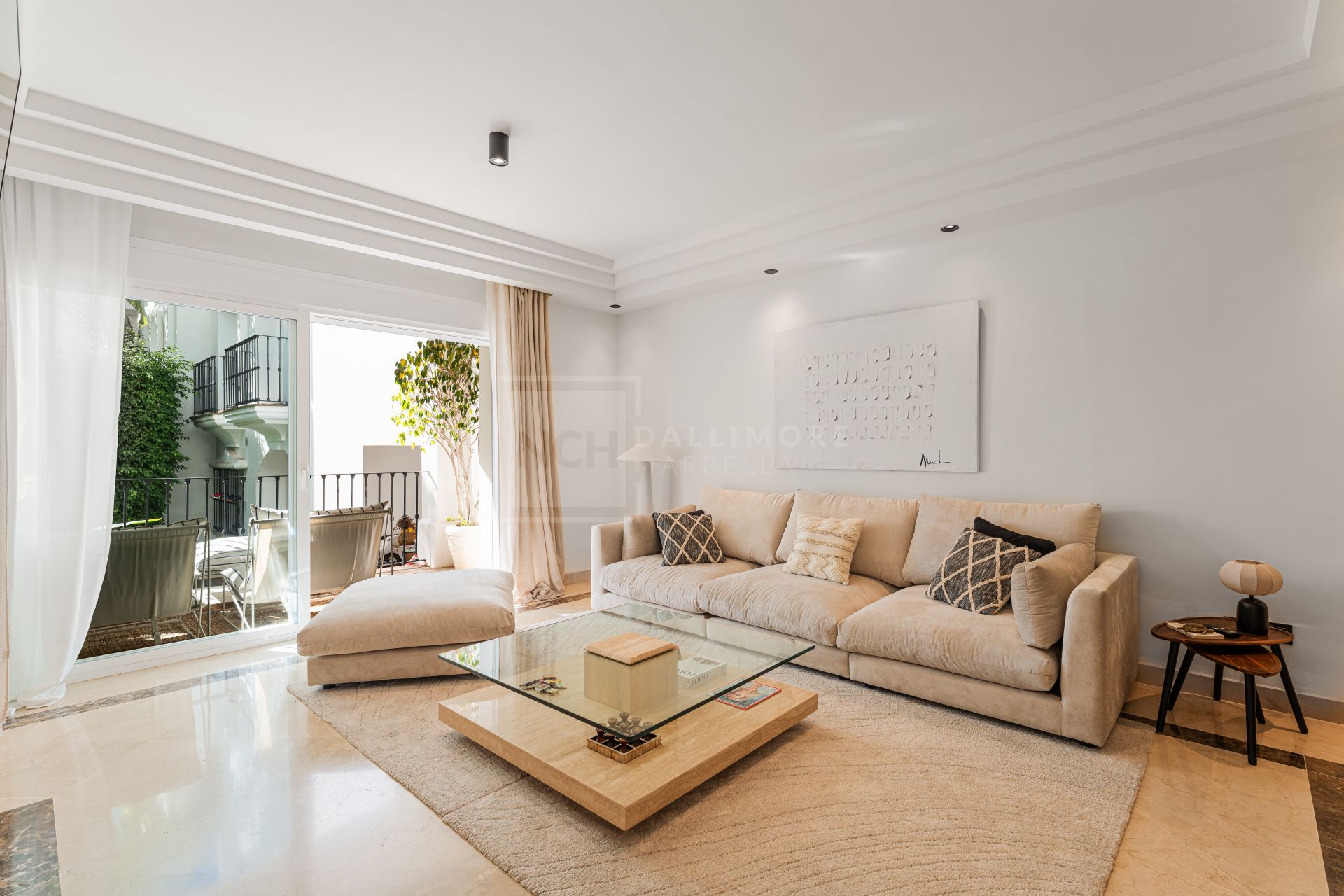 Elegante apartamento en la ladera con conserje y piscinas en Sierra Blanca, Milla de Oro de Marbella