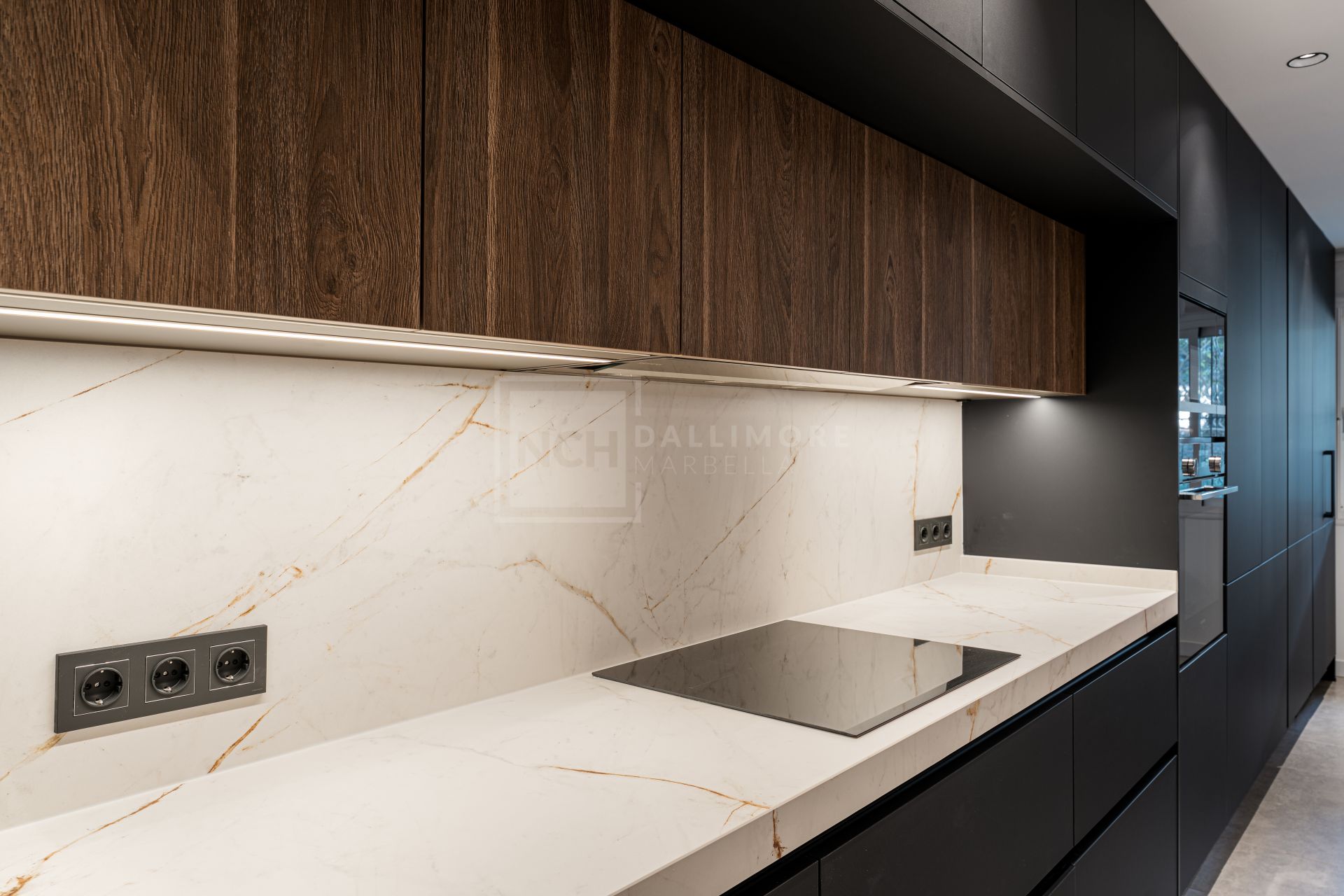 Elegante apartamento en la ladera con conserje y piscinas en Sierra Blanca, Milla de Oro de Marbella