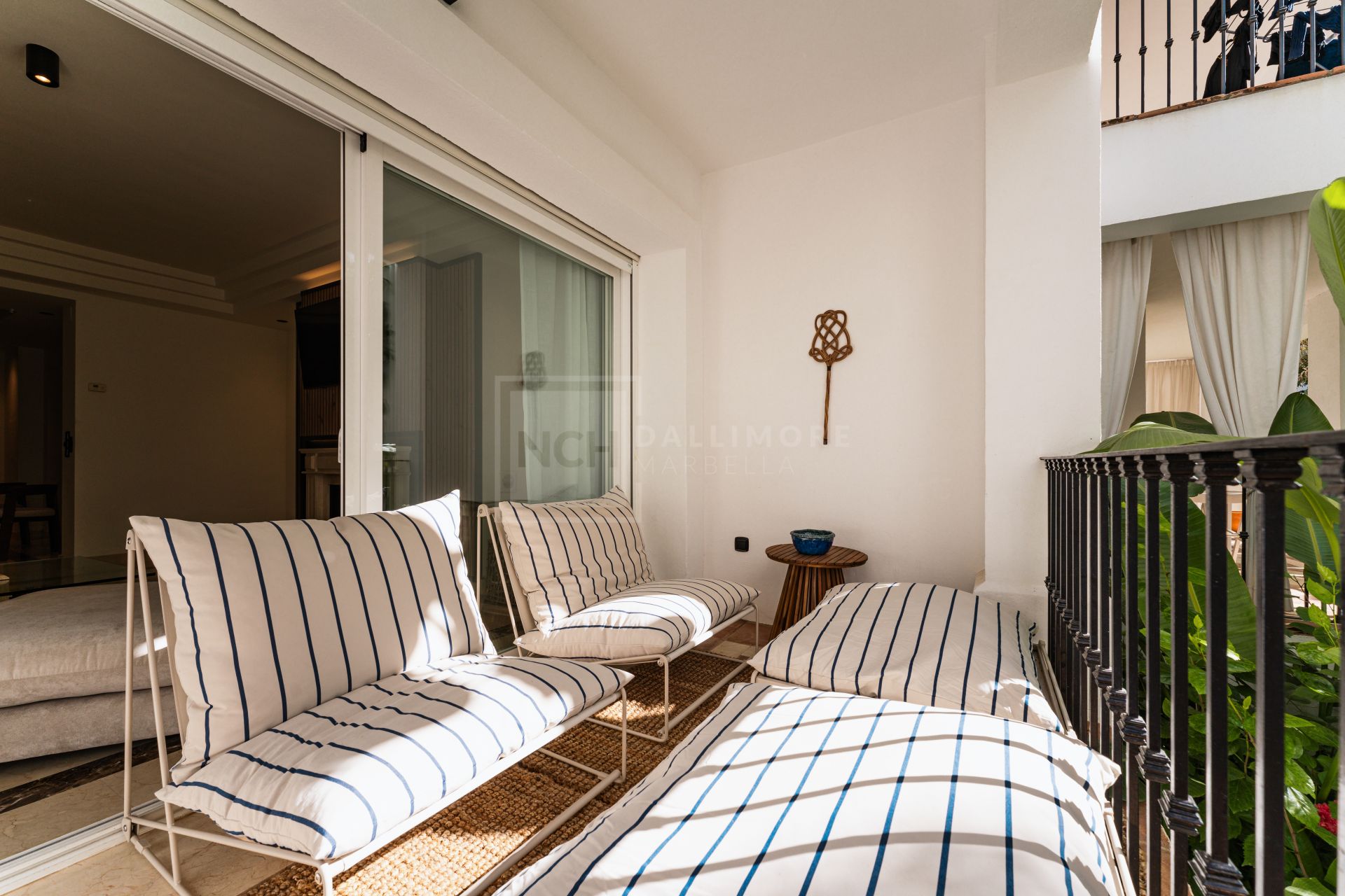 Elegante apartamento en la ladera con conserje y piscinas en Sierra Blanca, Milla de Oro de Marbella