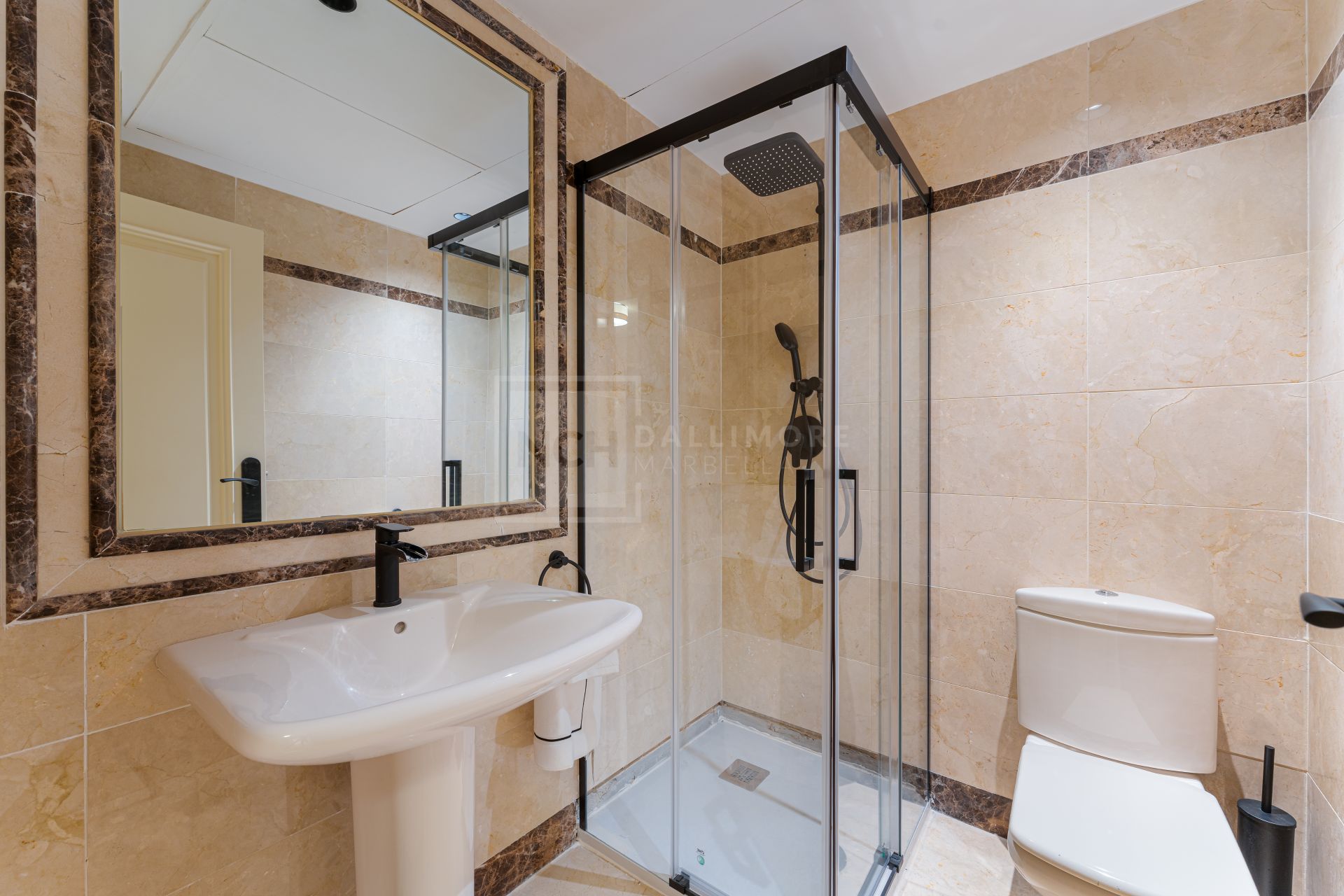 Elegante apartamento en la ladera con conserje y piscinas en Sierra Blanca, Milla de Oro de Marbella
