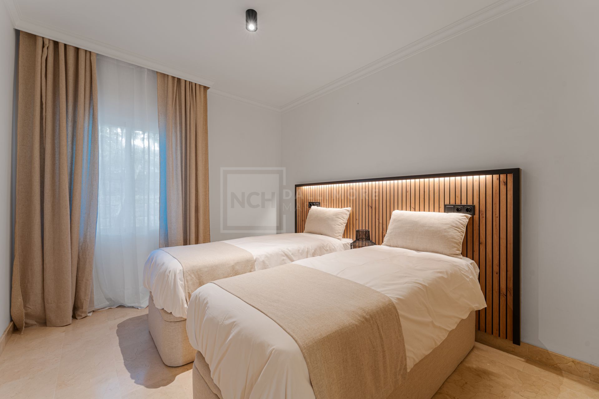 Elegante apartamento en la ladera con conserje y piscinas en Sierra Blanca, Milla de Oro de Marbella