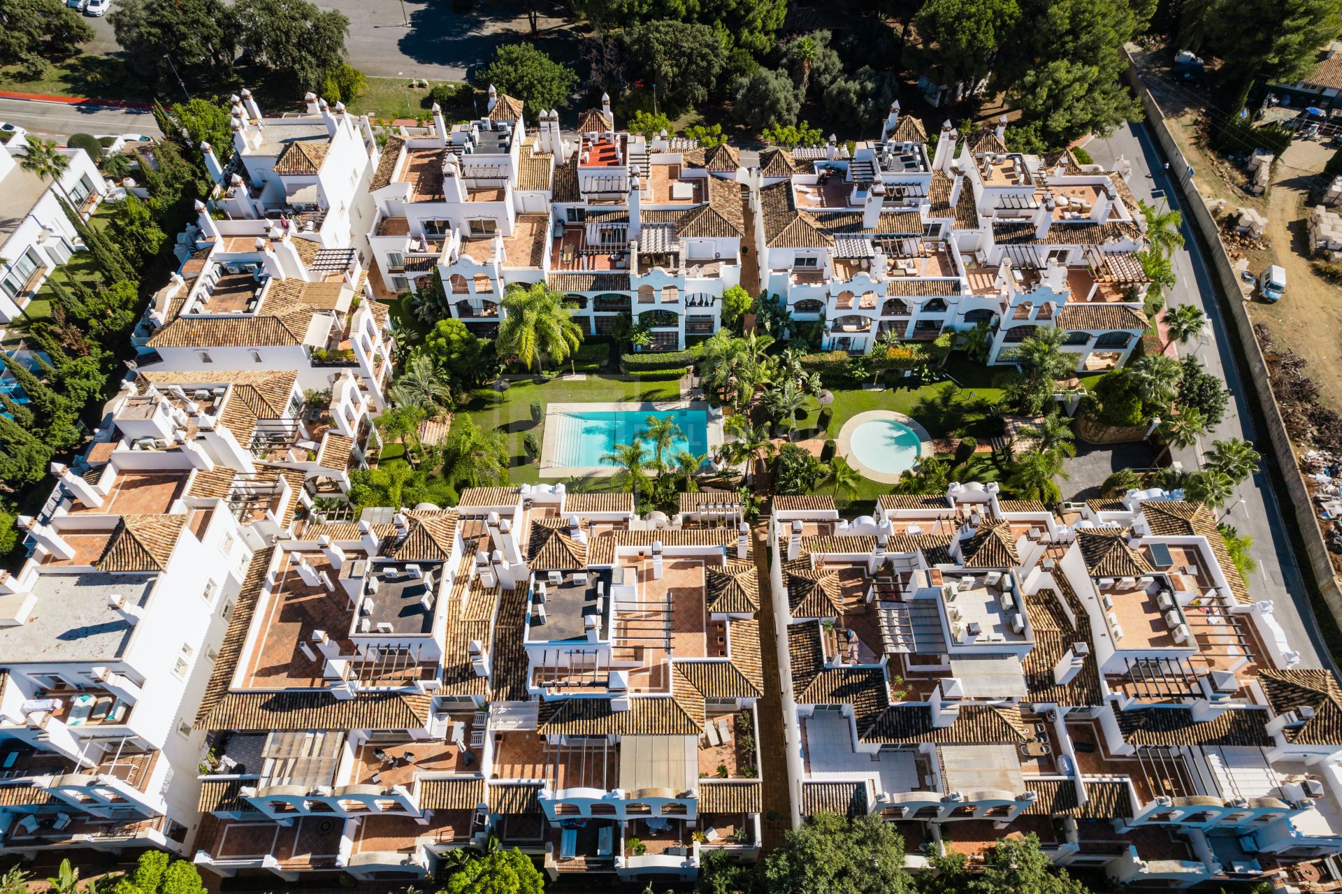 Elegante apartamento en la ladera con conserje y piscinas en Sierra Blanca, Milla de Oro de Marbella