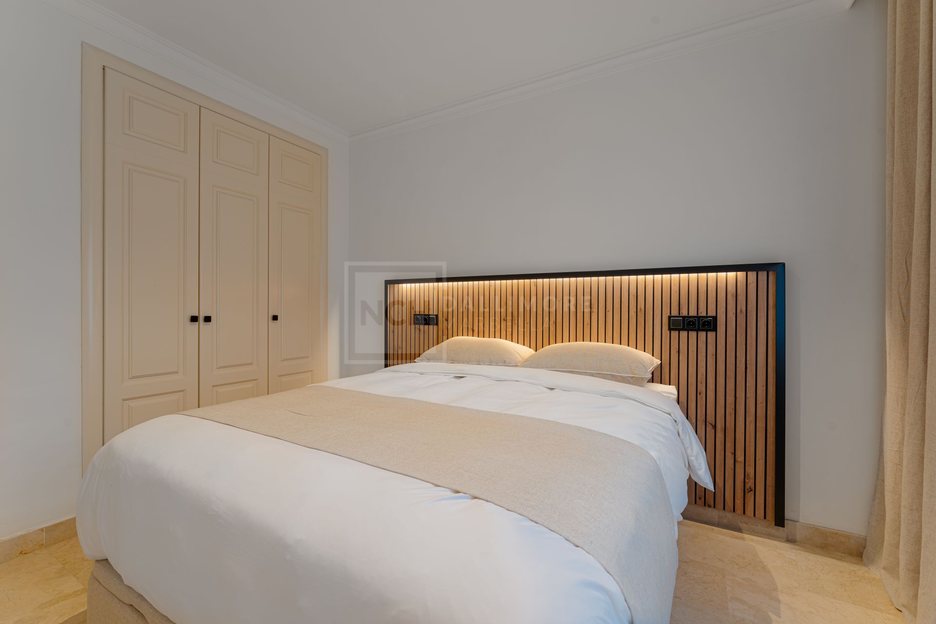 Elegante apartamento en la ladera con conserje y piscinas en Sierra Blanca, Milla de Oro de Marbella
