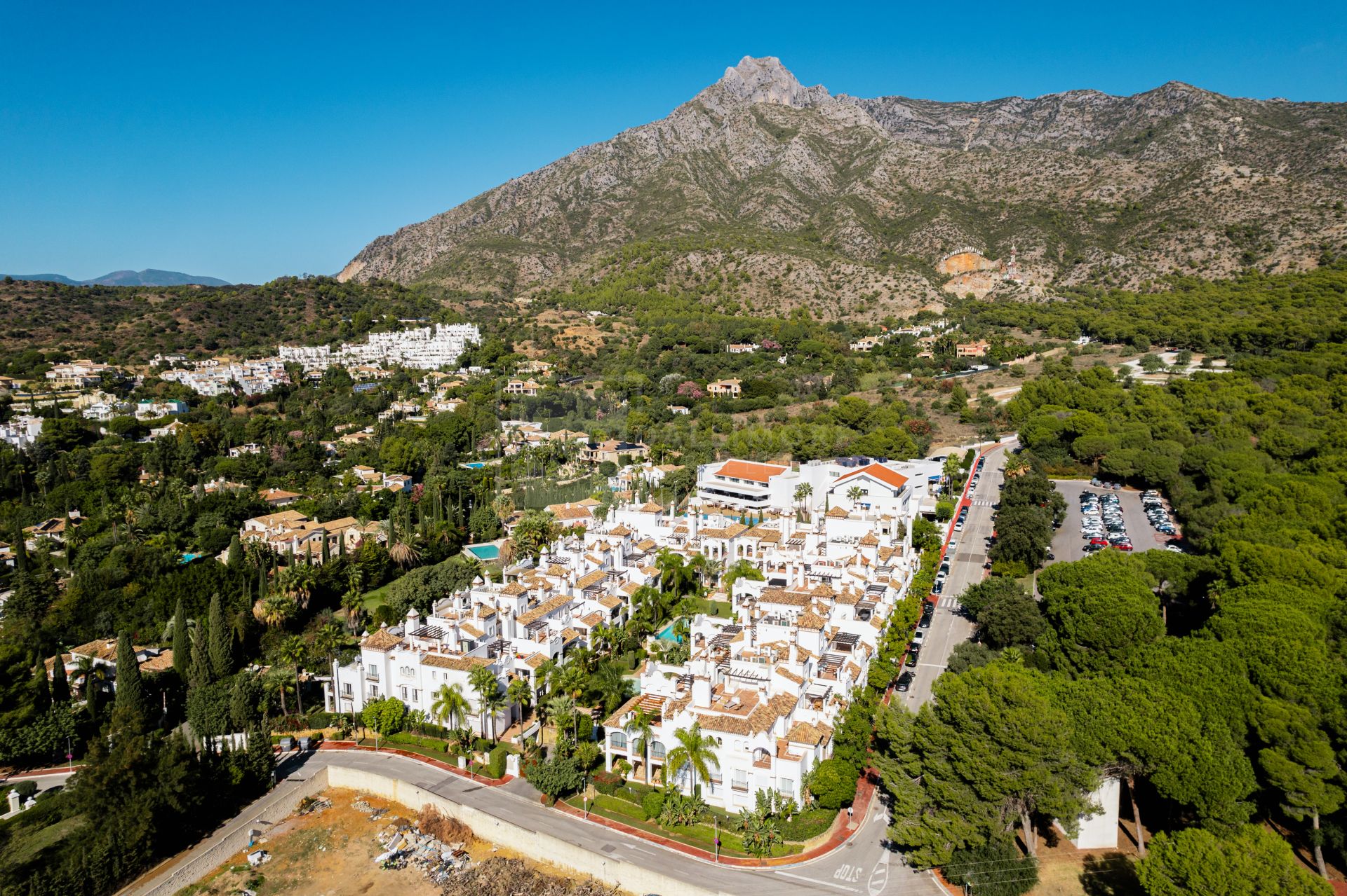 Elegante apartamento en la ladera con conserje y piscinas en Sierra Blanca, Milla de Oro de Marbella