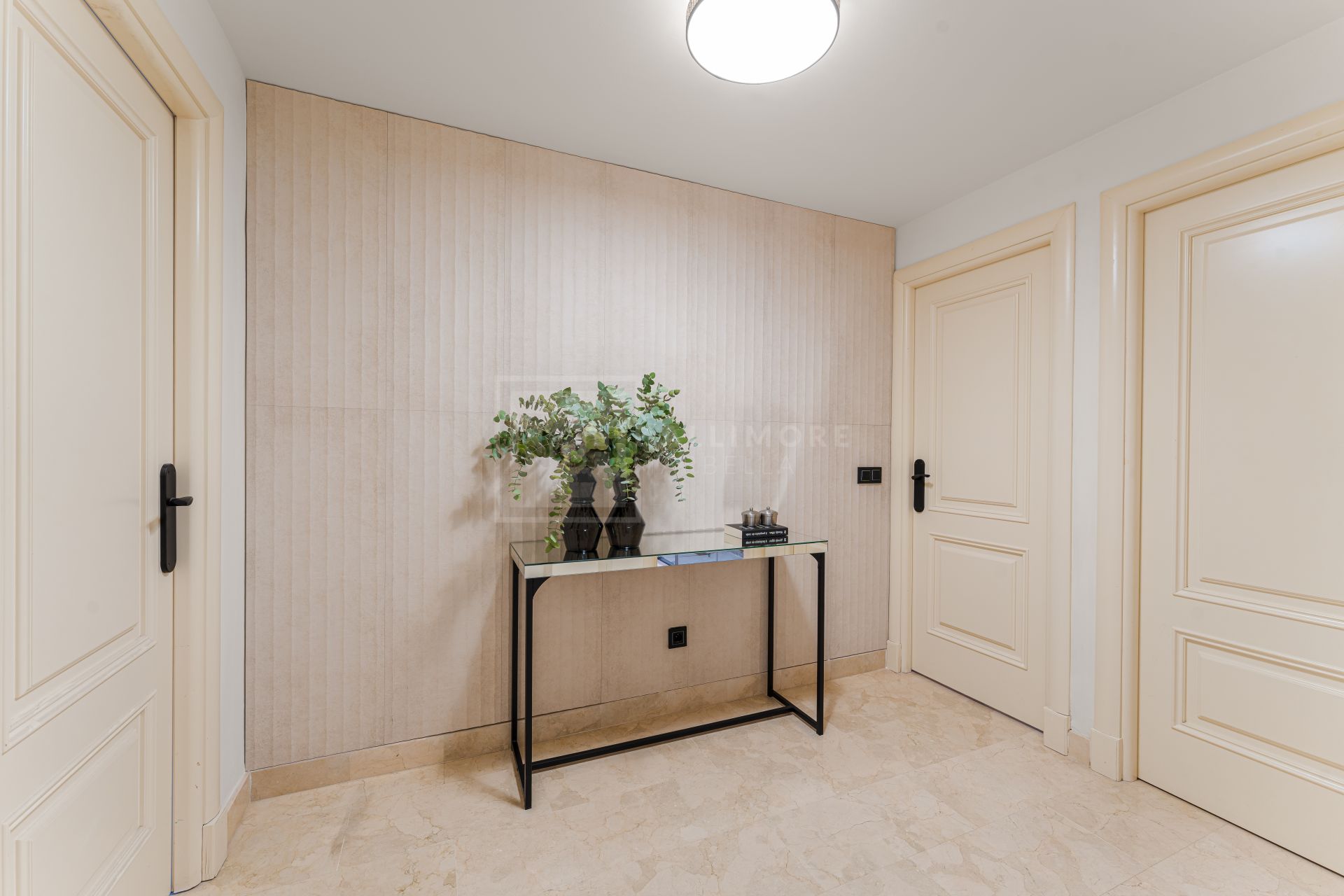 Elegante apartamento en la ladera con conserje y piscinas en Sierra Blanca, Milla de Oro de Marbella