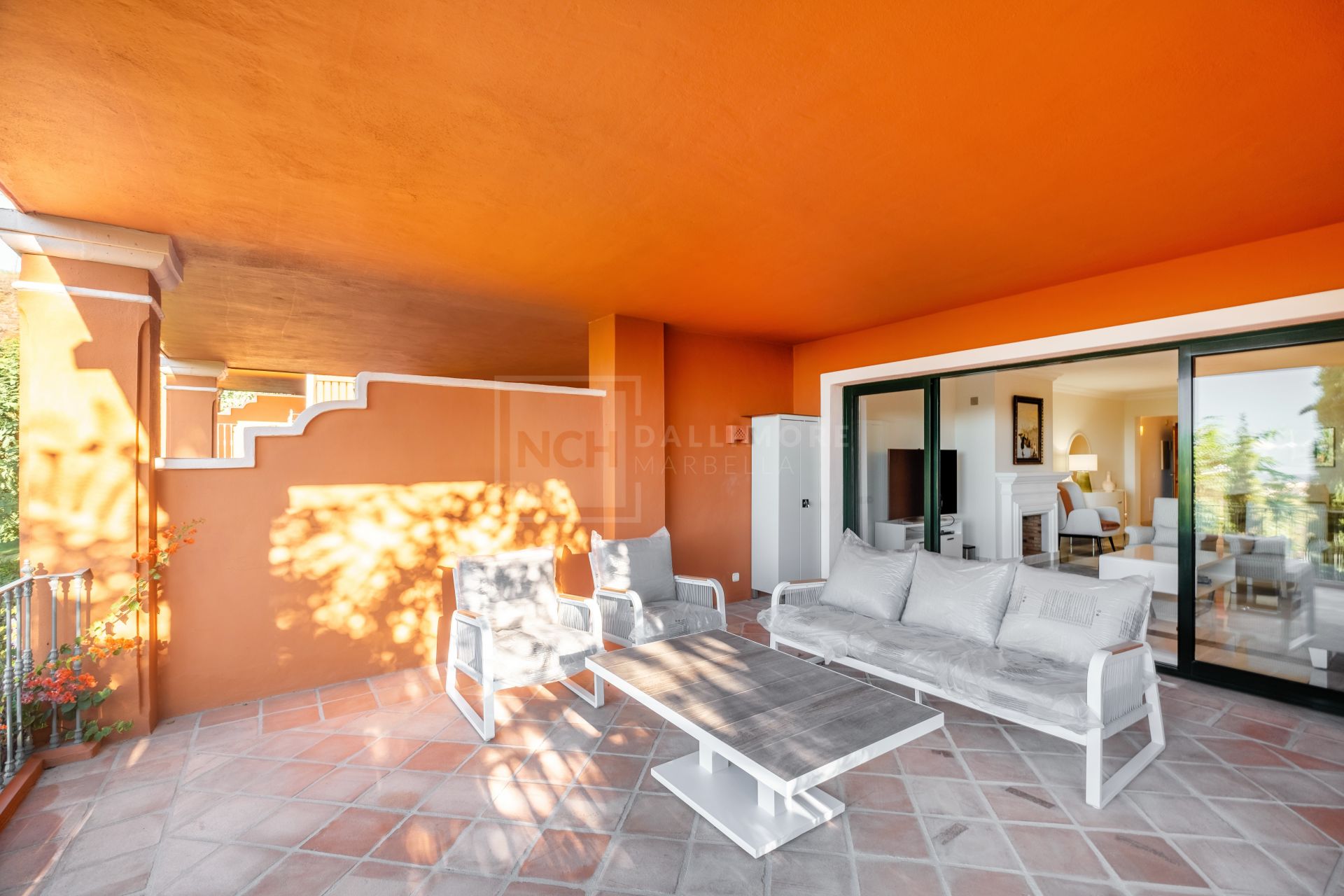 Apartamento Esquinero de 3 Dormitorios con Vistas al Mar y Soleada Terraza en Monte Halcones