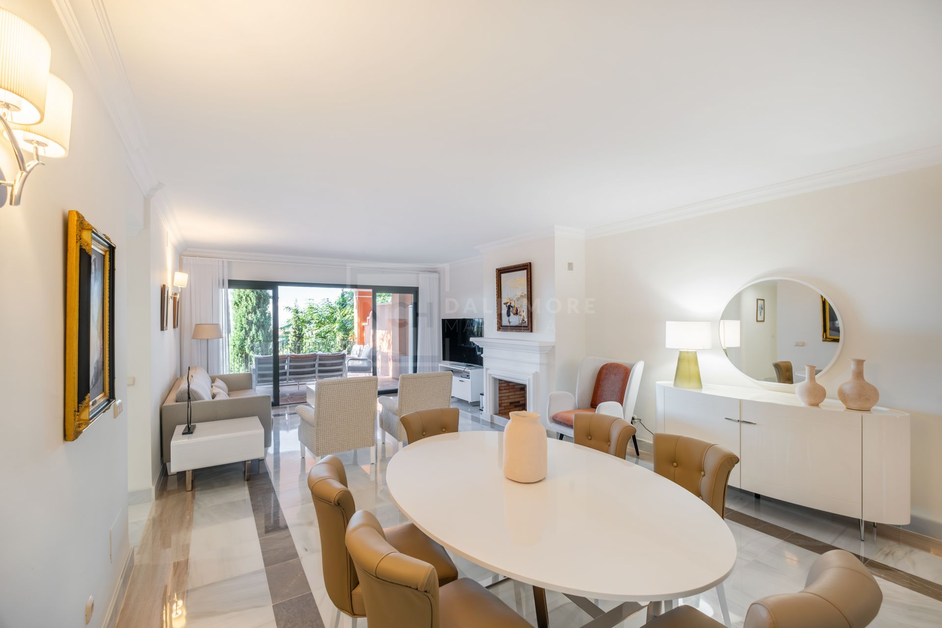 Apartamento Esquinero de 3 Dormitorios con Vistas al Mar y Soleada Terraza en Monte Halcones