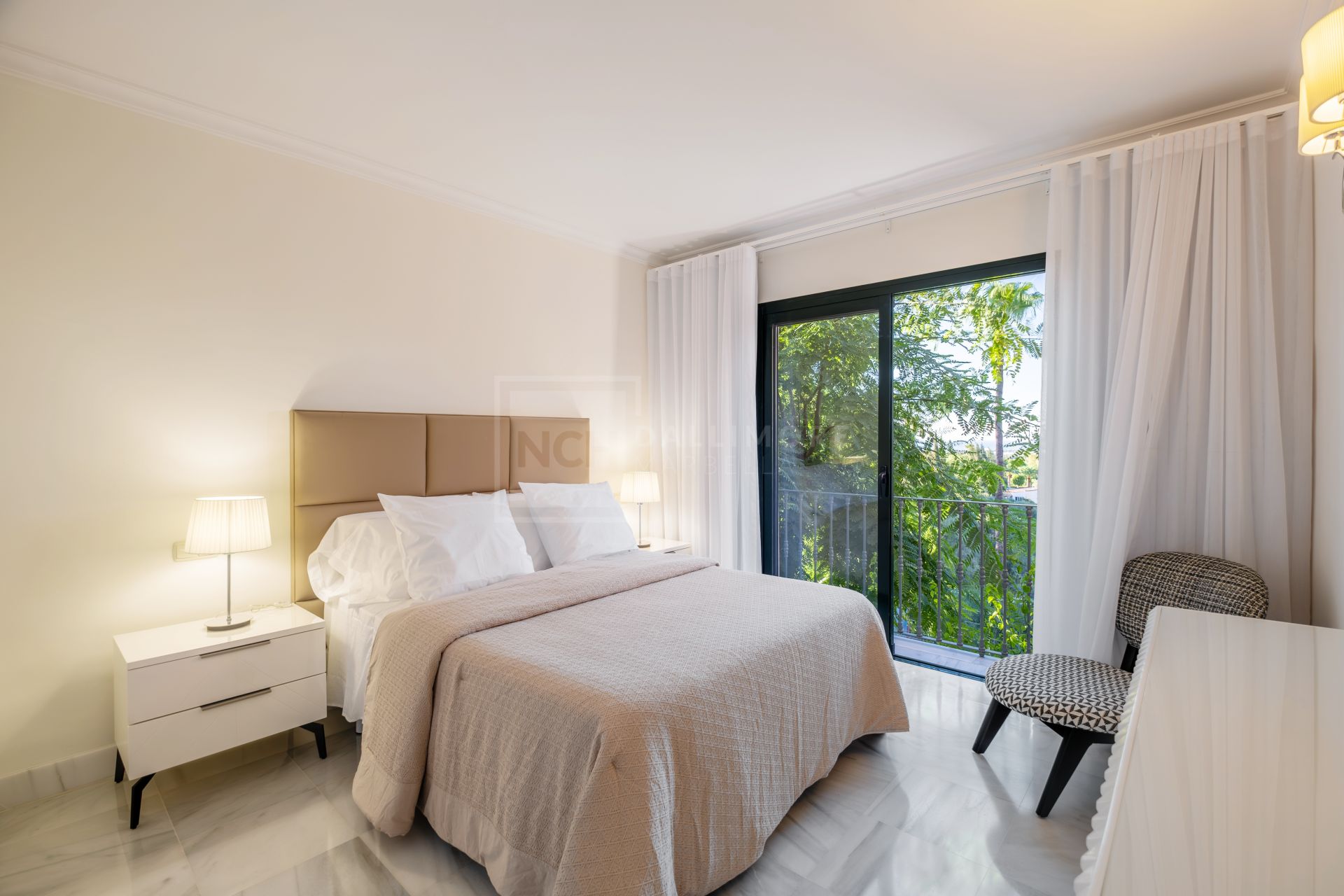 Apartamento Esquinero de 3 Dormitorios con Vistas al Mar y Soleada Terraza en Monte Halcones