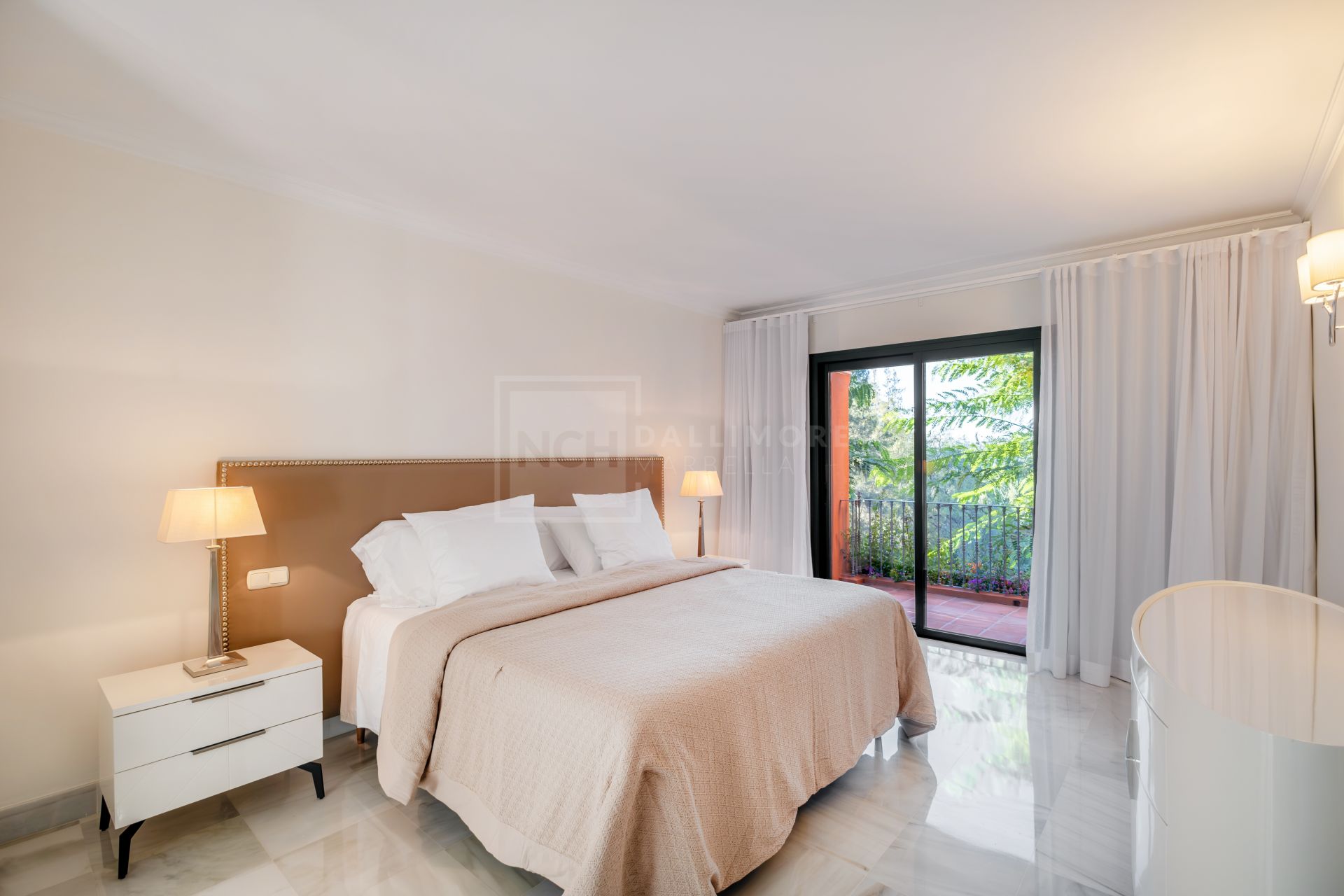 Apartamento Esquinero de 3 Dormitorios con Vistas al Mar y Soleada Terraza en Monte Halcones