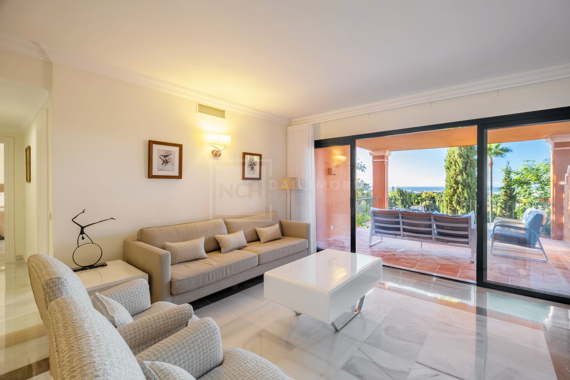 Apartamento Esquinero de 3 Dormitorios con Vistas al Mar y Soleada Terraza en Monte Halcones