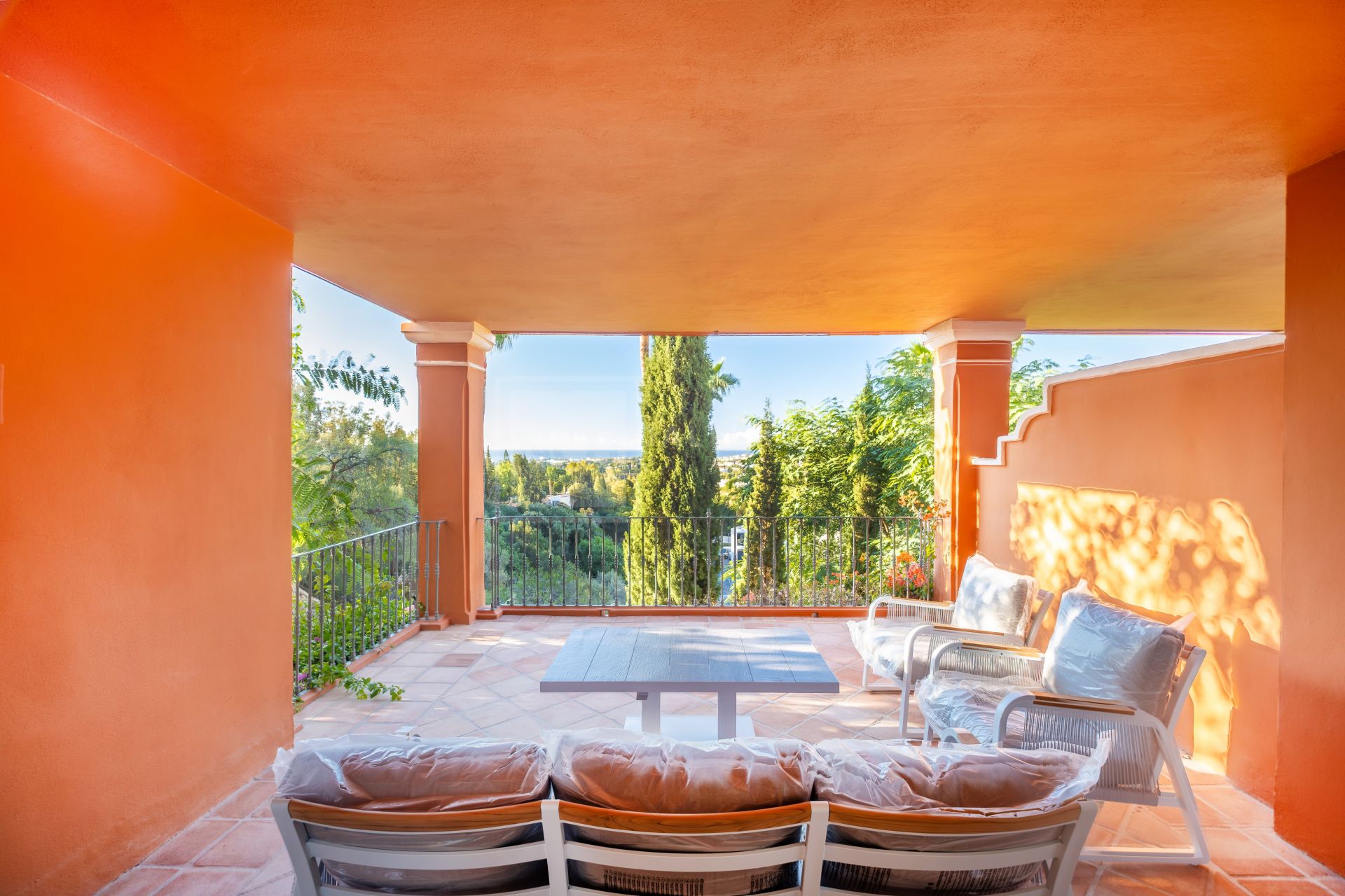 Apartamento Esquinero de 3 Dormitorios con Vistas al Mar y Soleada Terraza en Monte Halcones