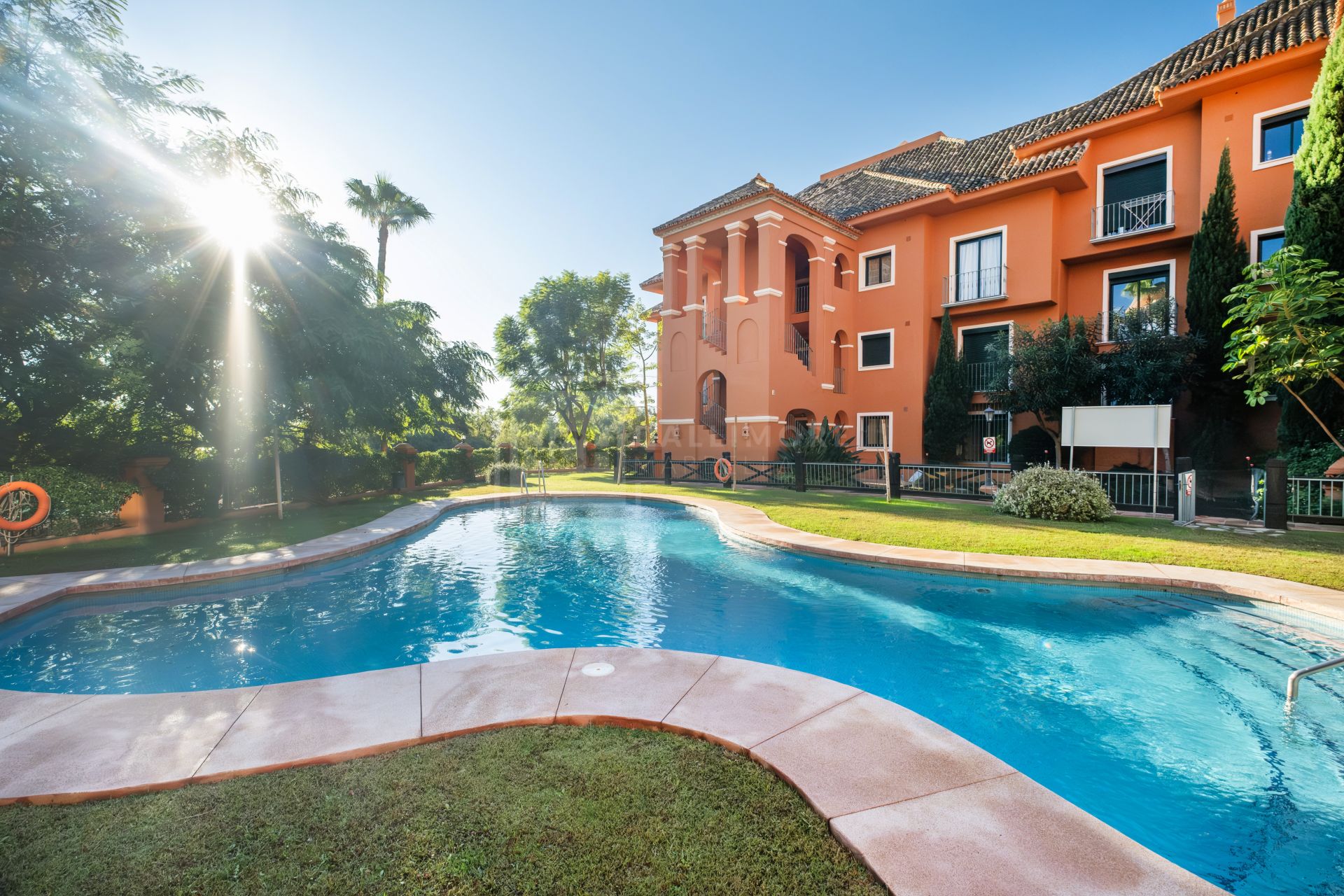 Apartamento Esquinero de 3 Dormitorios con Vistas al Mar y Soleada Terraza en Monte Halcones