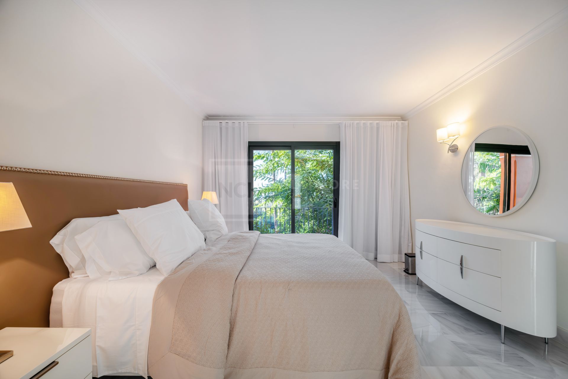 Apartamento Esquinero de 3 Dormitorios con Vistas al Mar y Soleada Terraza en Monte Halcones