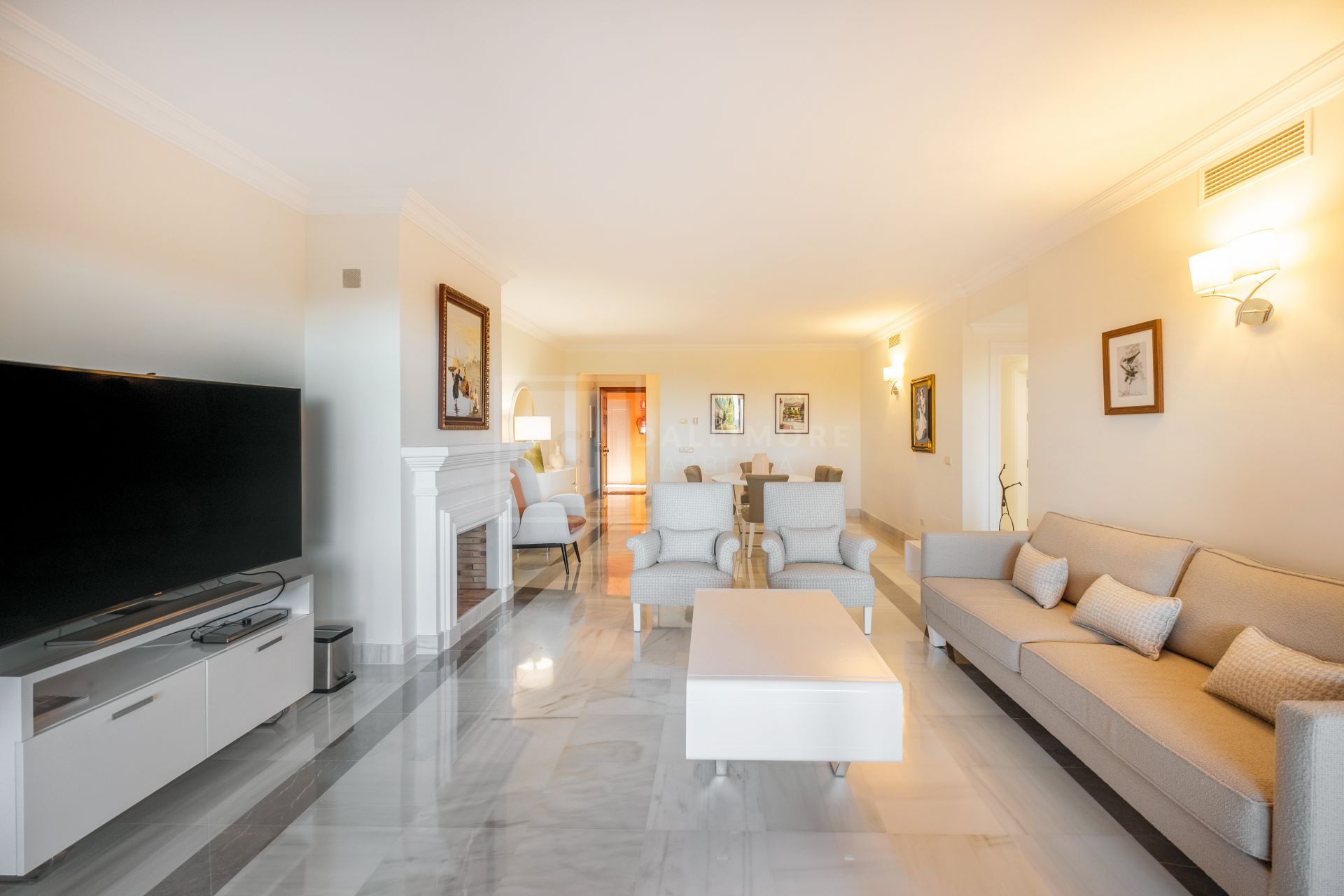 Apartamento Esquinero de 3 Dormitorios con Vistas al Mar y Soleada Terraza en Monte Halcones