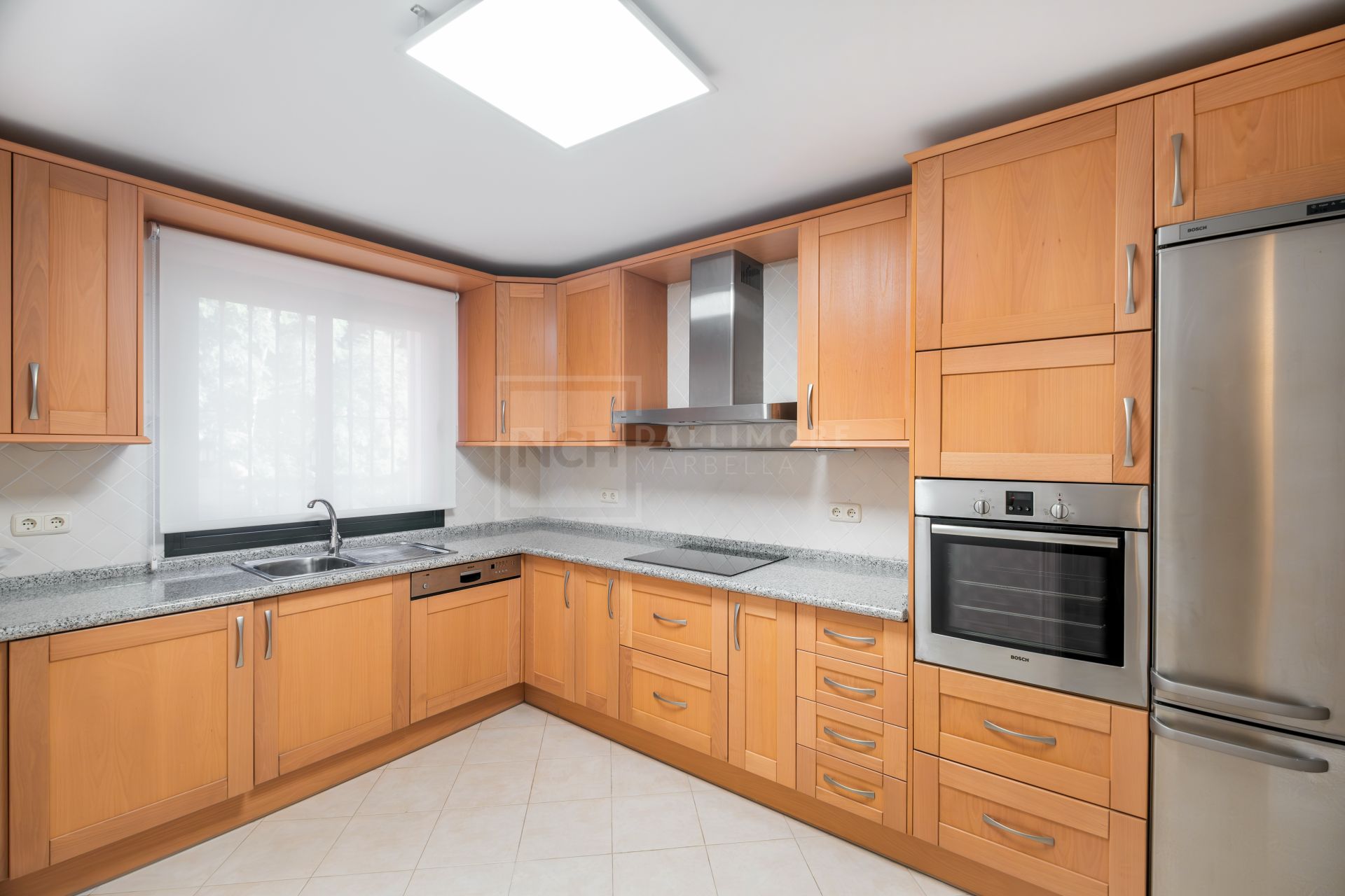Apartamento Esquinero de 3 Dormitorios con Vistas al Mar y Soleada Terraza en Monte Halcones