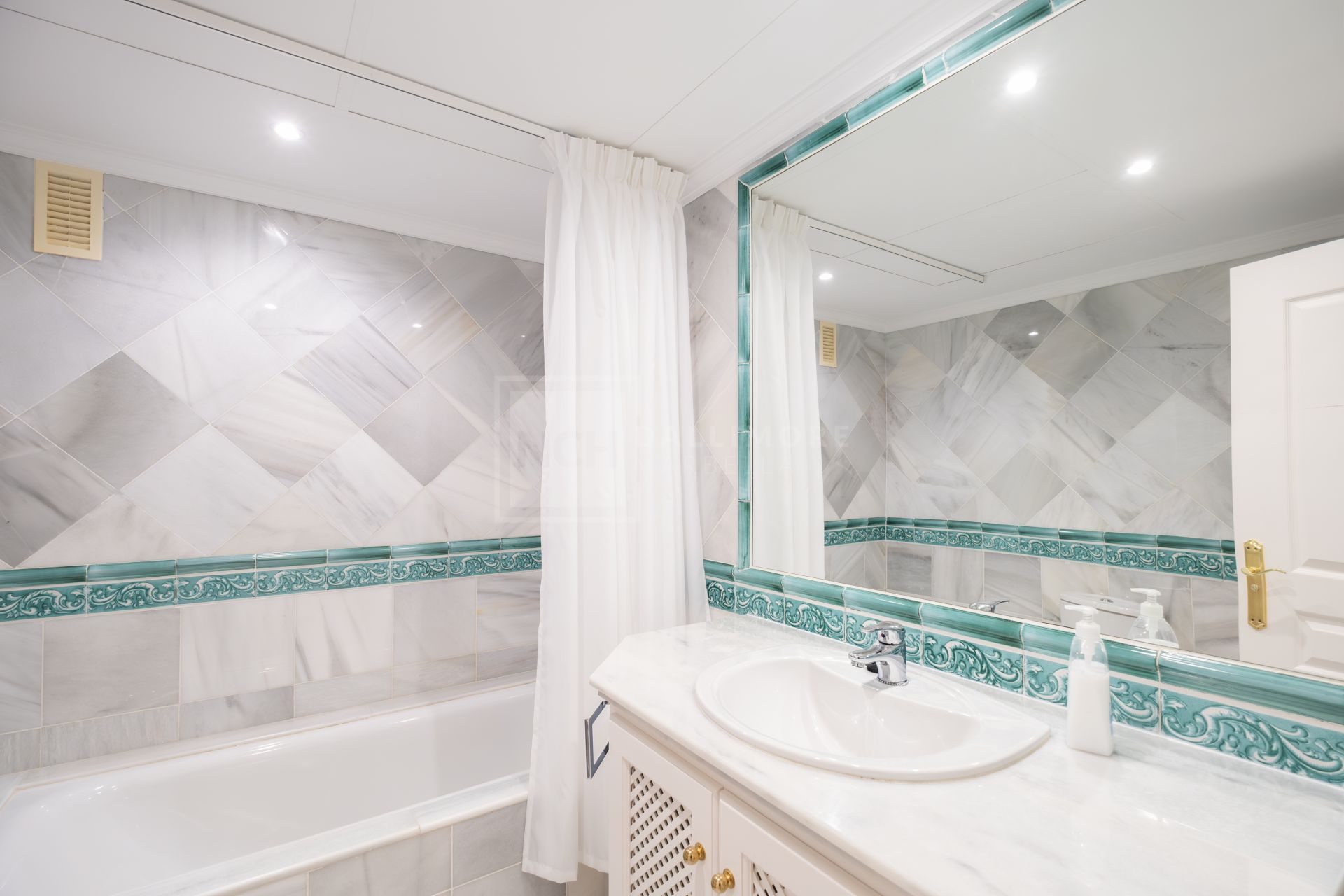 Apartamento Esquinero de 3 Dormitorios con Vistas al Mar y Soleada Terraza en Monte Halcones