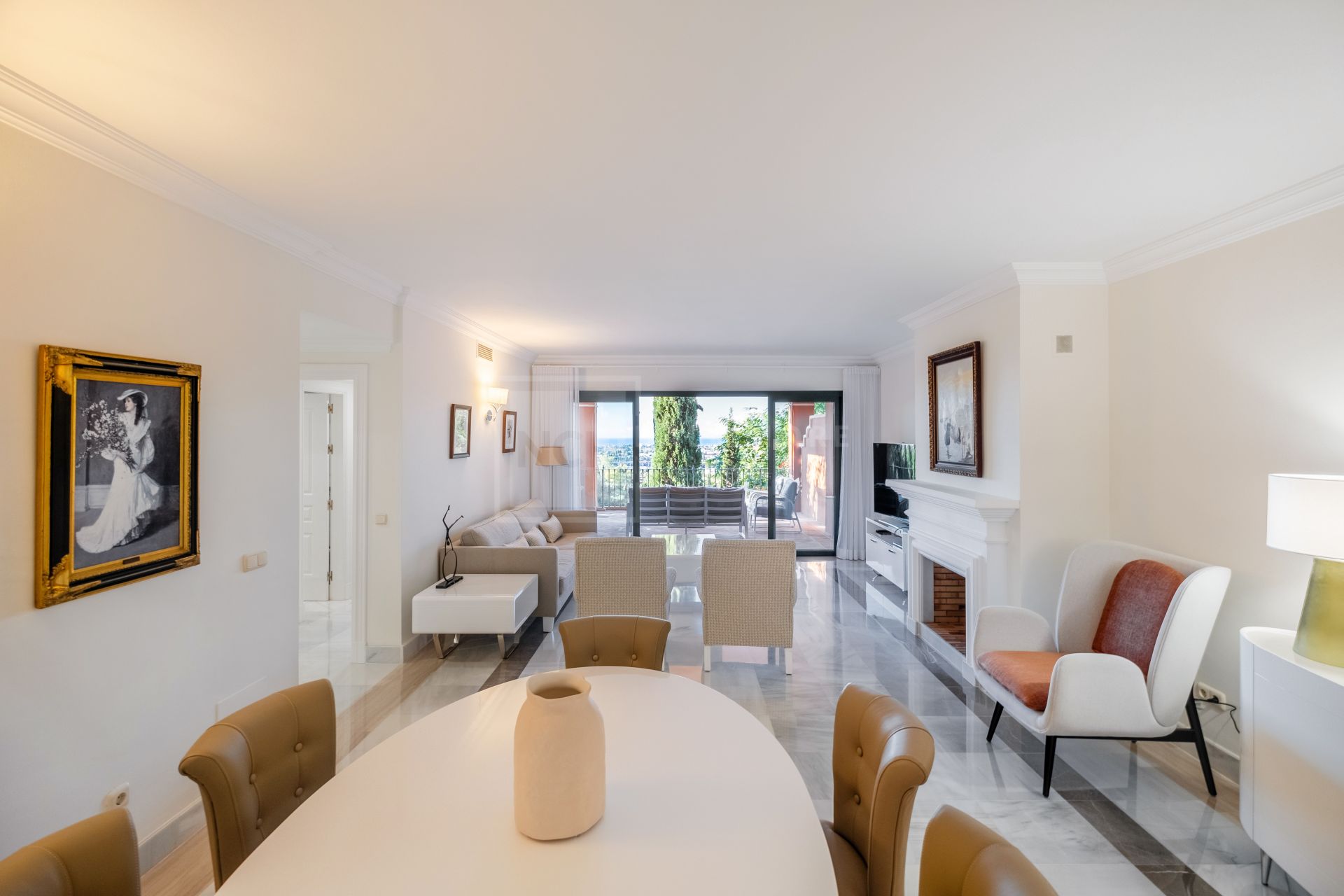 Apartamento Esquinero de 3 Dormitorios con Vistas al Mar y Soleada Terraza en Monte Halcones