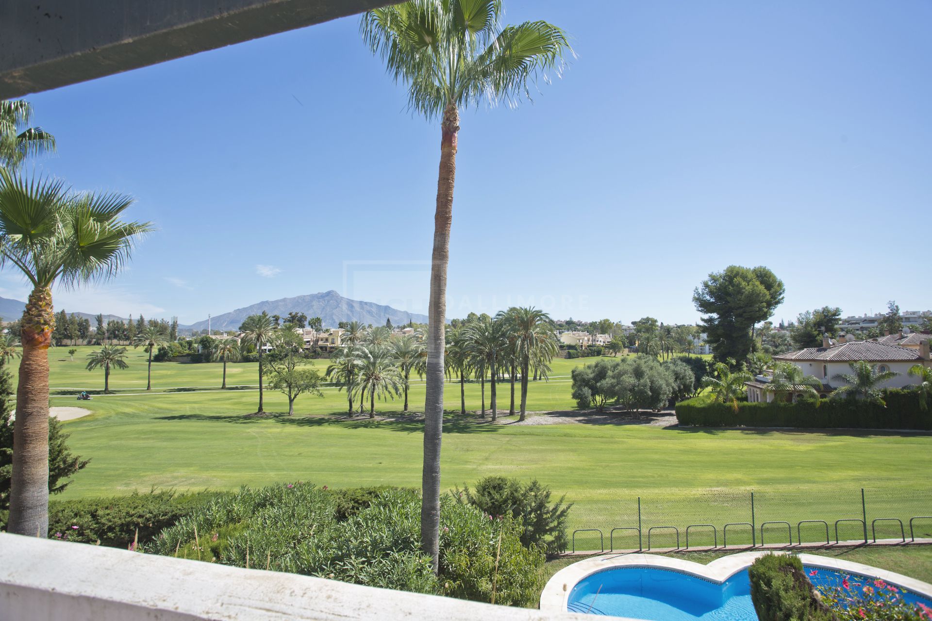 Encantadora adosada de 3 dormitorios en primera línea de golf en Guadalmina