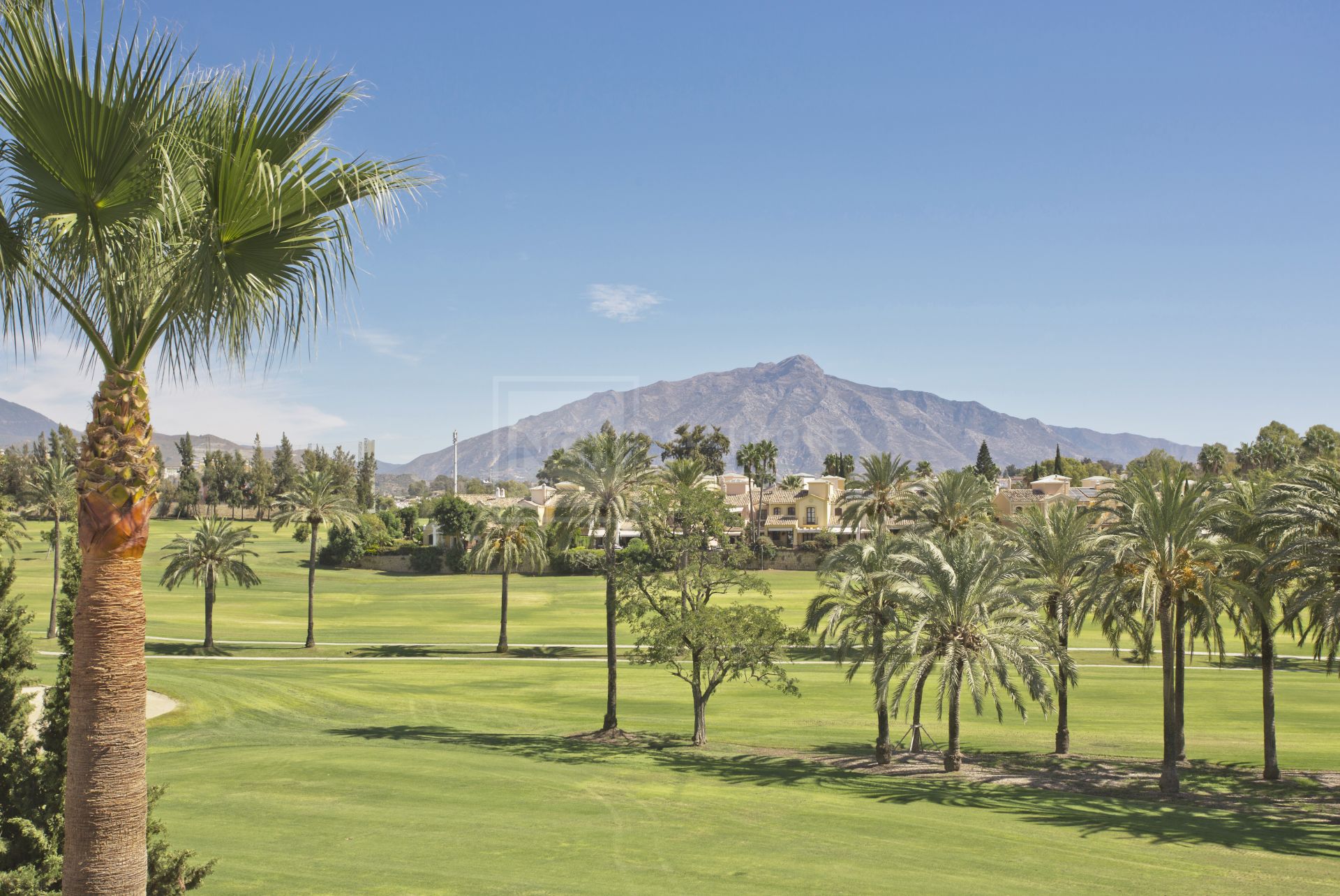 Encantadora adosada de 3 dormitorios en primera línea de golf en Guadalmina