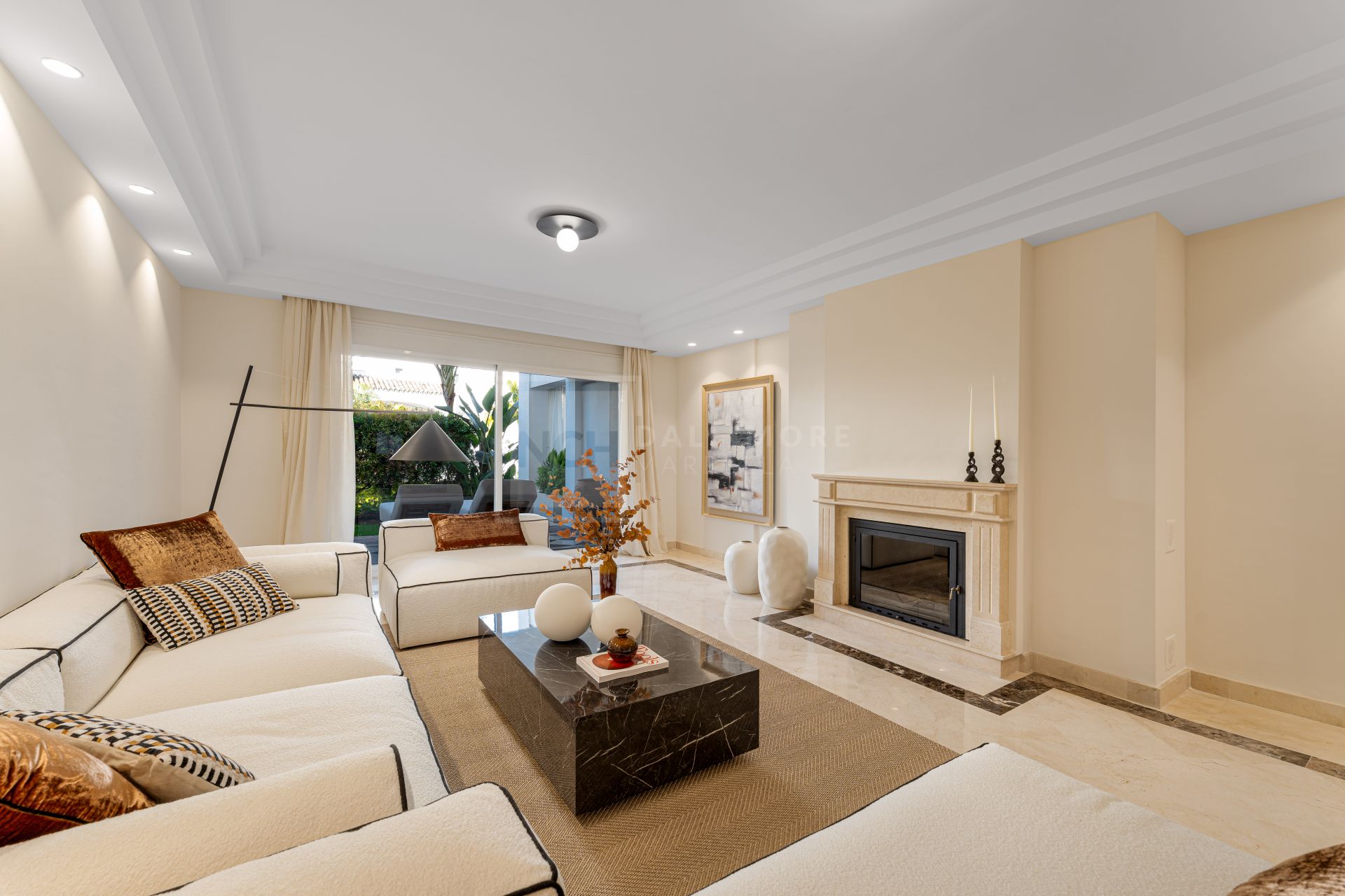 Elegante apartamento de 3 dormitorios con jardín en Sierra Blanca, con piscinas y seguridad 24 horas