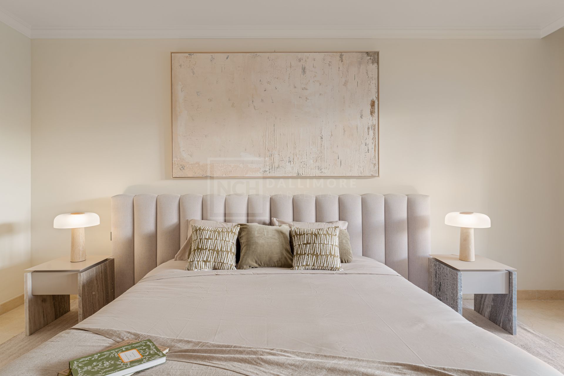 Elegante apartamento de 3 dormitorios con jardín en Sierra Blanca, con piscinas y seguridad 24 horas
