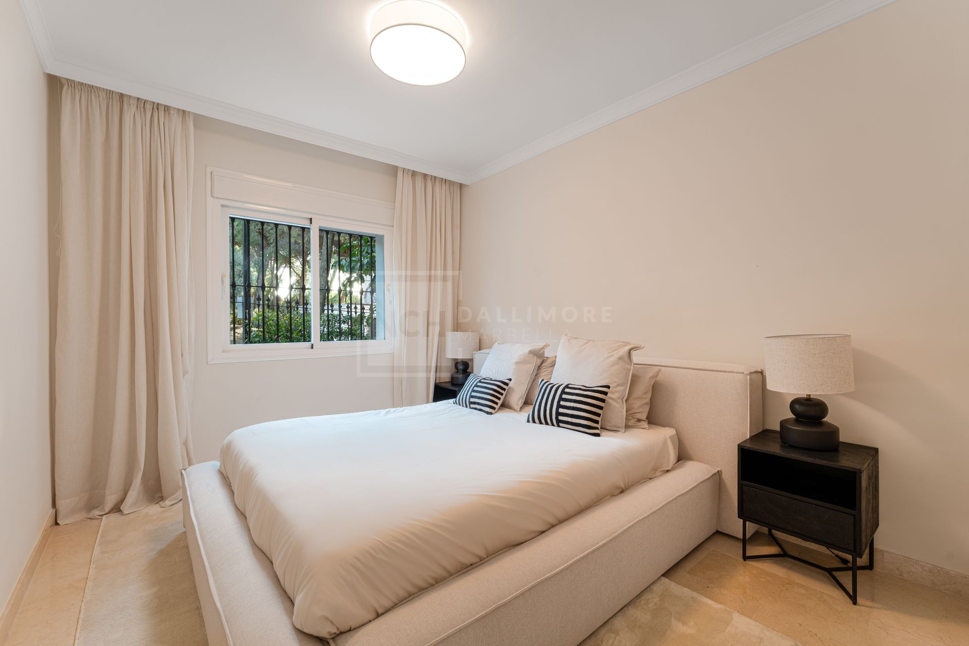 Elegante apartamento de 3 dormitorios con jardín en Sierra Blanca, con piscinas y seguridad 24 horas