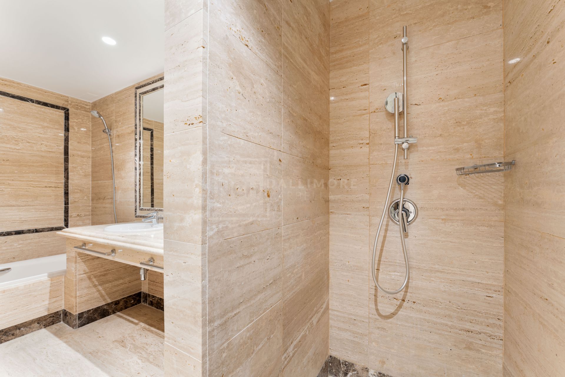 Elegante apartamento de 3 dormitorios con jardín en Sierra Blanca, con piscinas y seguridad 24 horas