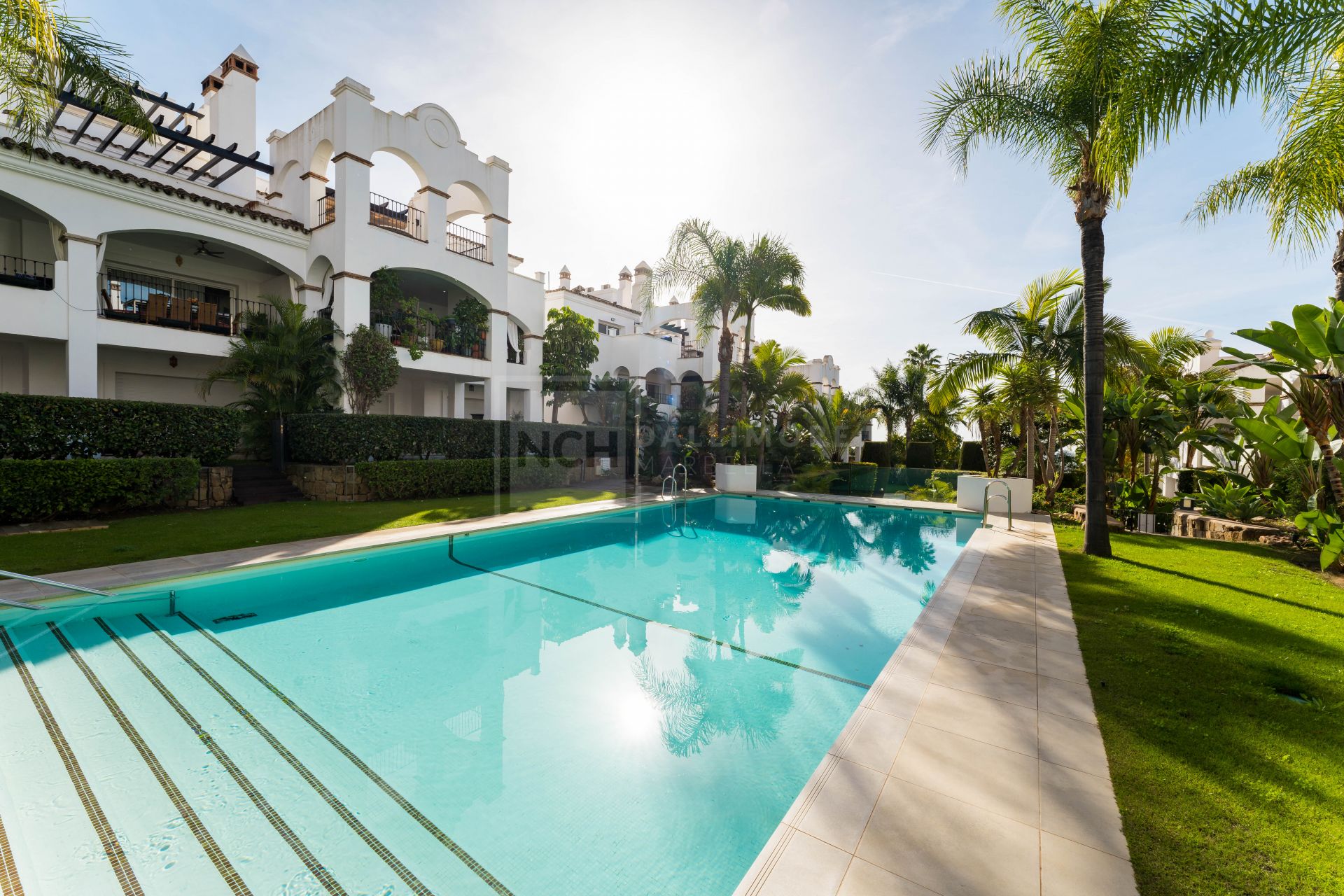 Elegante apartamento de 3 dormitorios con jardín en Sierra Blanca, con piscinas y seguridad 24 horas