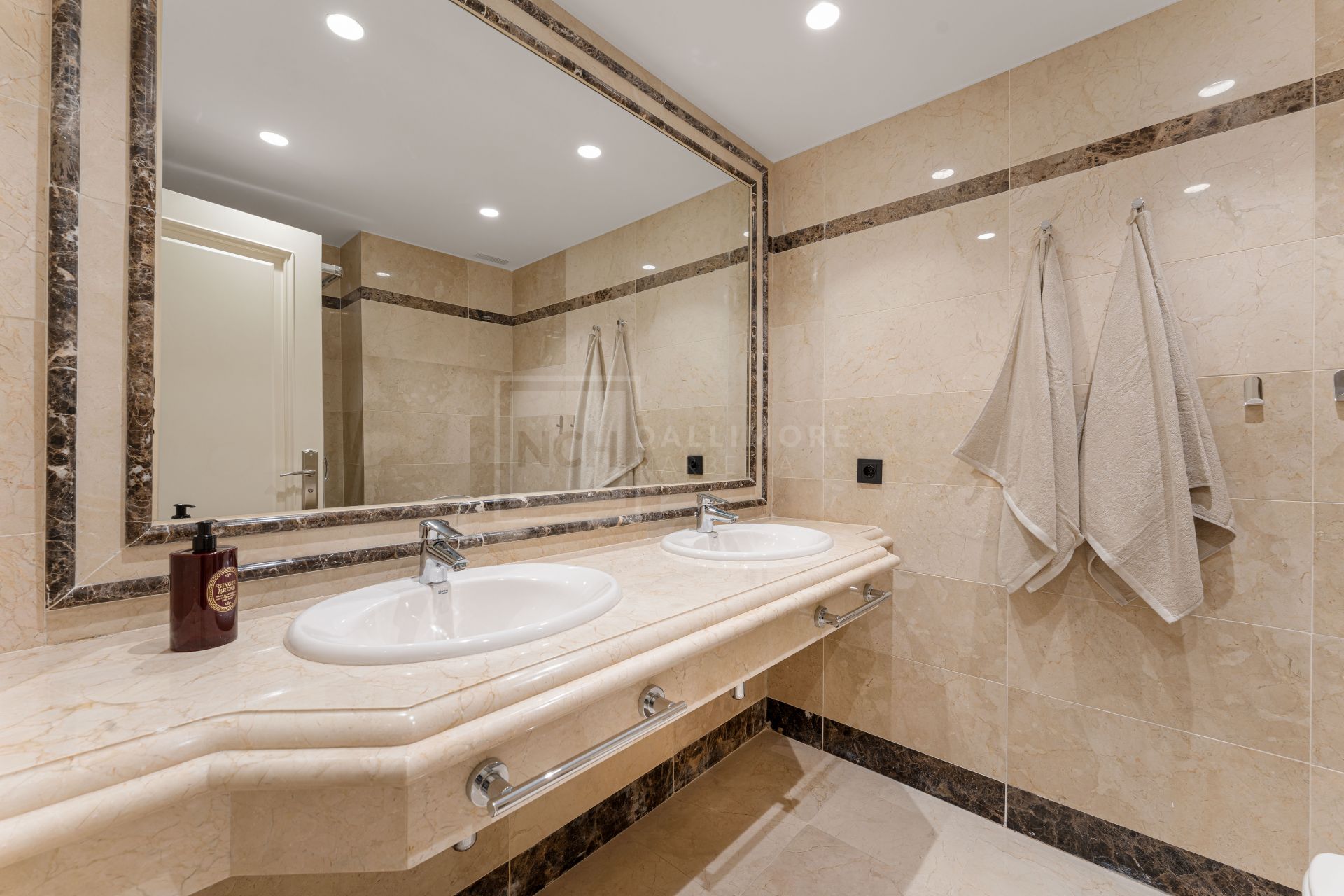 Elegante apartamento de 3 dormitorios con jardín en Sierra Blanca, con piscinas y seguridad 24 horas