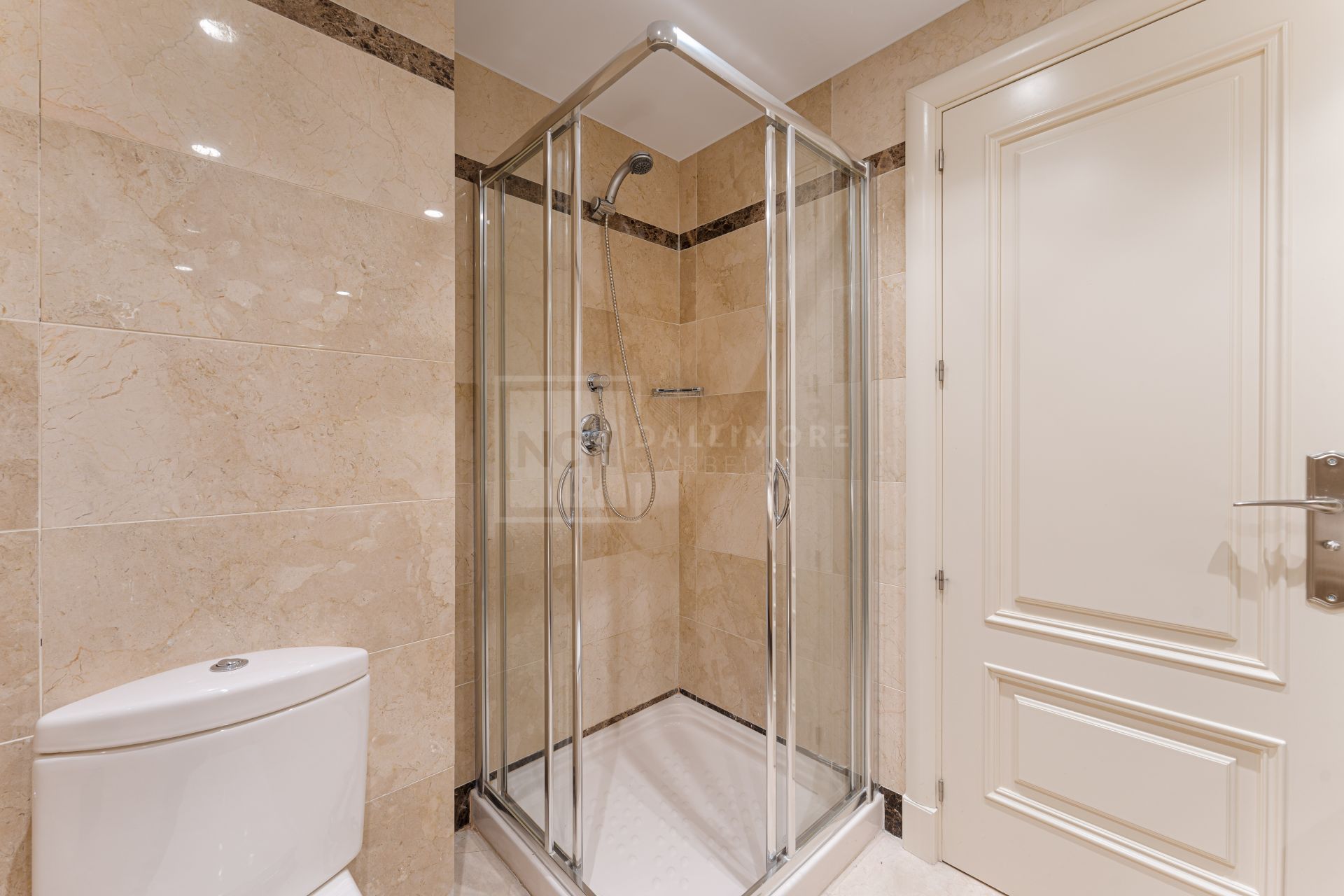 Elegante apartamento de 3 dormitorios con jardín en Sierra Blanca, con piscinas y seguridad 24 horas