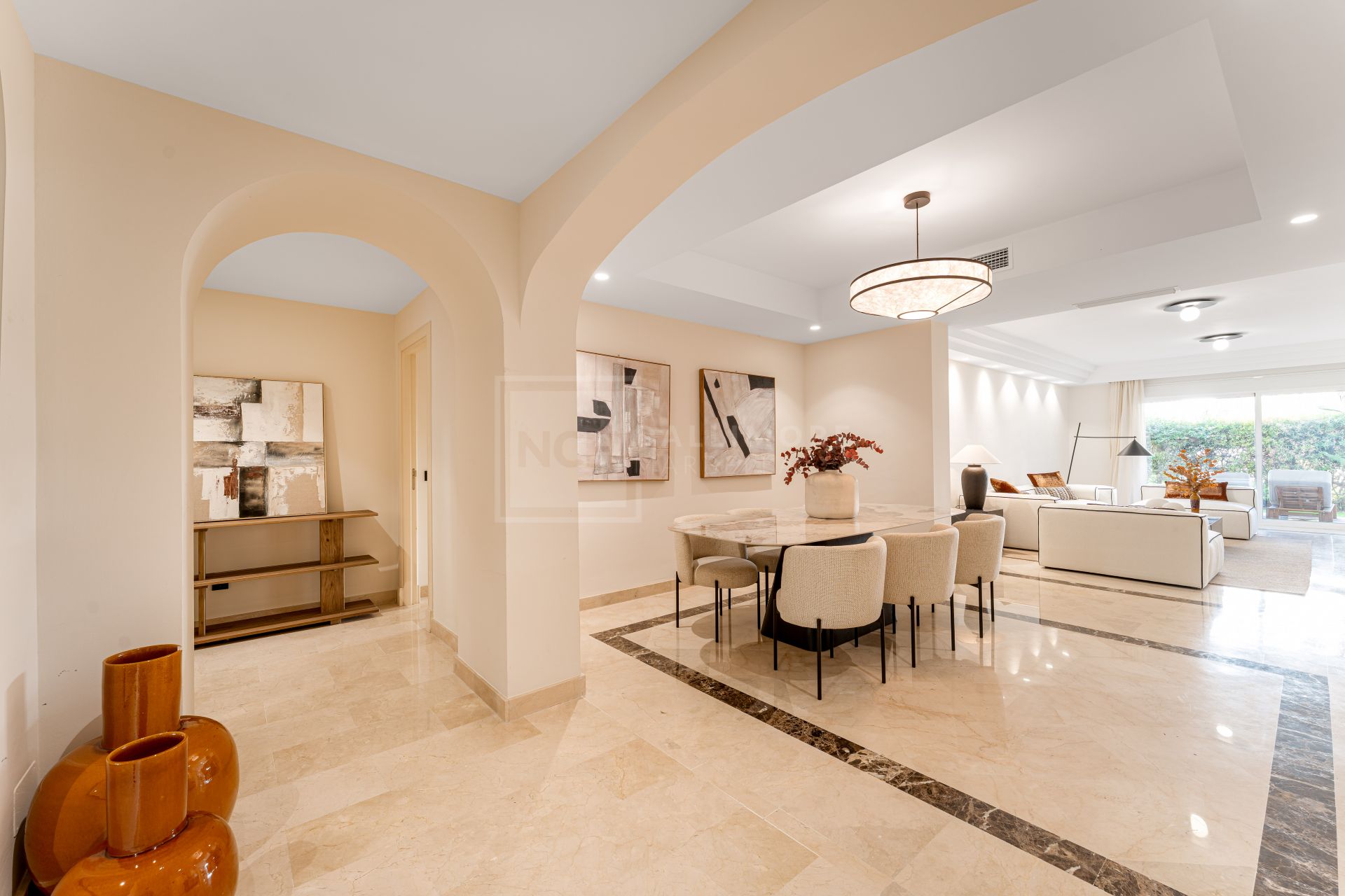 Elegante apartamento de 3 dormitorios con jardín en Sierra Blanca, con piscinas y seguridad 24 horas