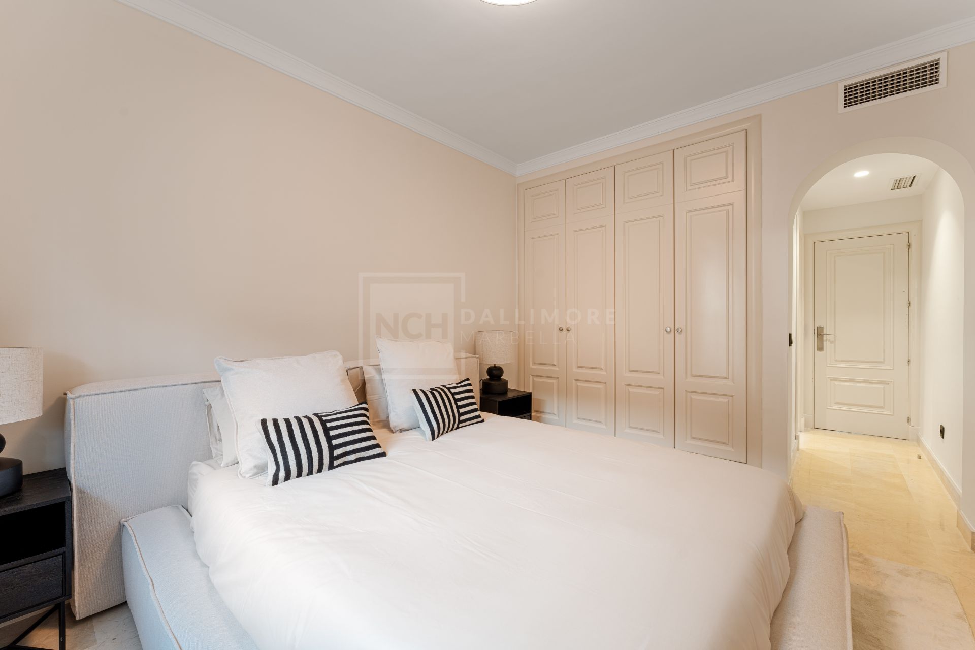 Elegante apartamento de 3 dormitorios con jardín en Sierra Blanca, con piscinas y seguridad 24 horas
