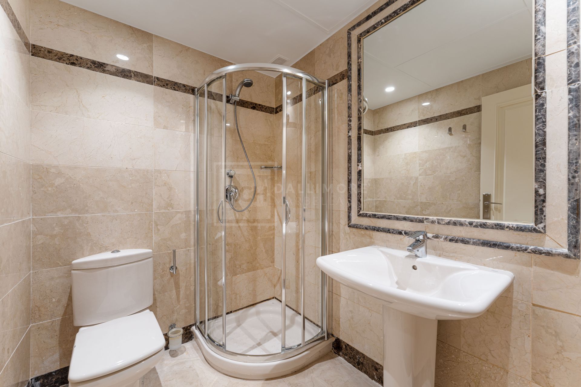 Elegante apartamento de 3 dormitorios con jardín en Sierra Blanca, con piscinas y seguridad 24 horas
