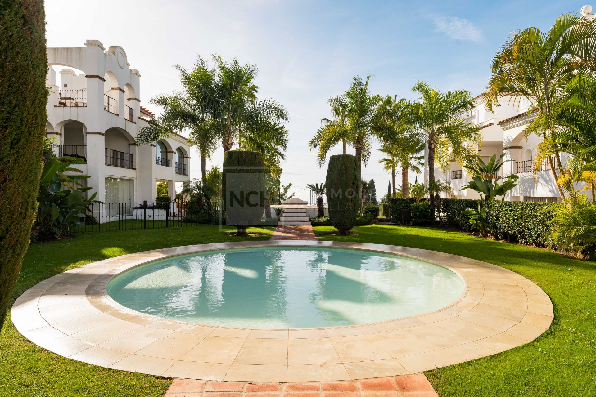Elegante apartamento de 3 dormitorios con jardín en Sierra Blanca, con piscinas y seguridad 24 horas