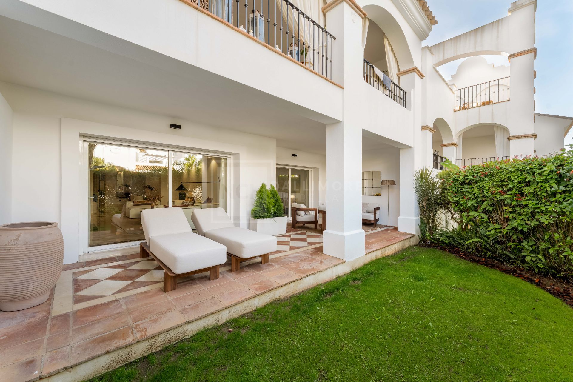 Elegante apartamento de 3 dormitorios con jardín en Sierra Blanca, con piscinas y seguridad 24 horas