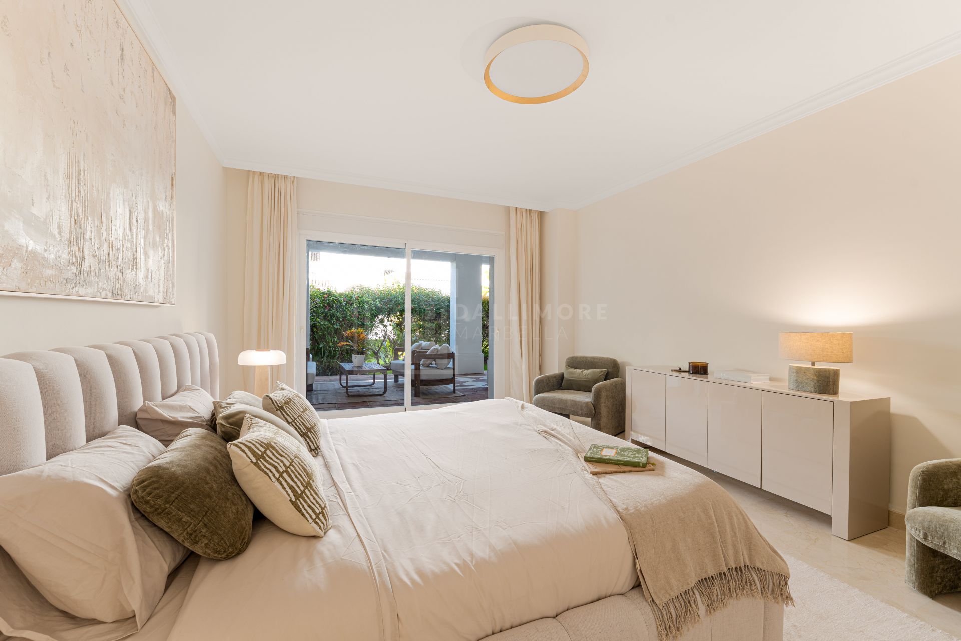 Elegante apartamento de 3 dormitorios con jardín en Sierra Blanca, con piscinas y seguridad 24 horas